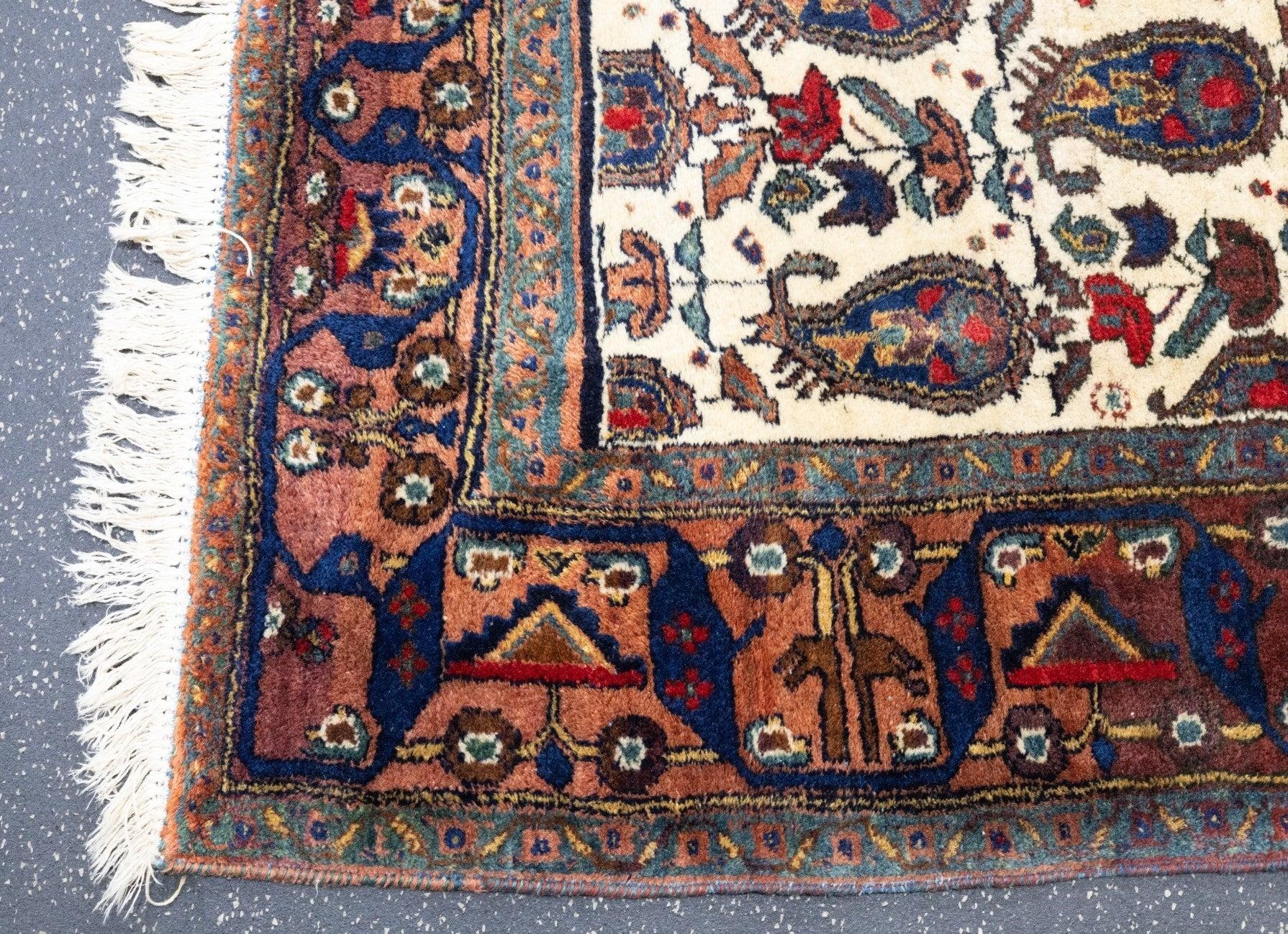 Antiker Afshar-Teppich 5'11'' x 7'4'' (20. Jahrhundert) im Angebot