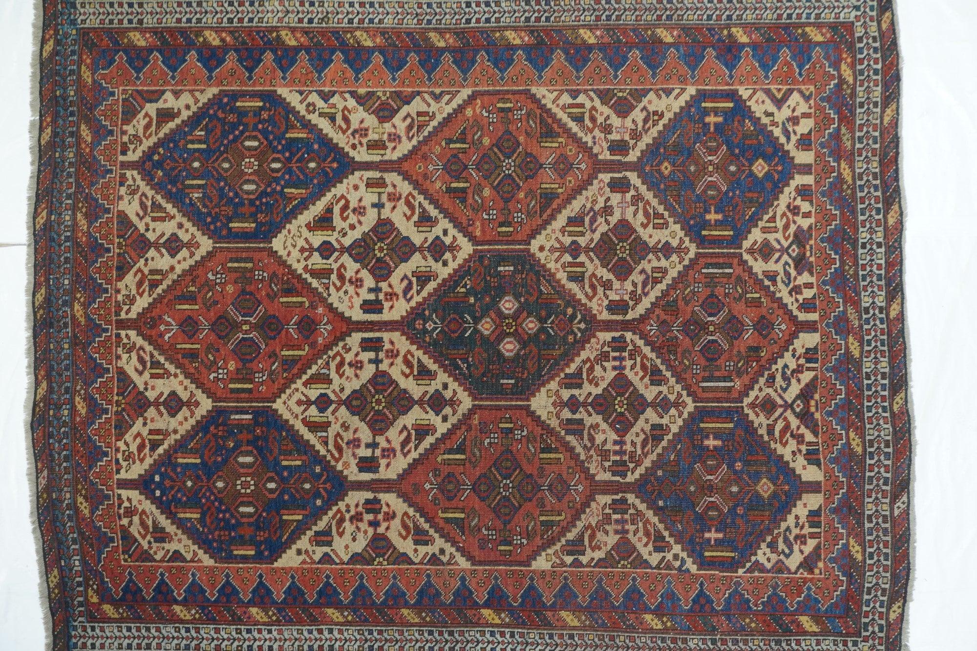 Antiker Afshar-Teppich 5'3'' x 6'4'' im Zustand „Gut“ im Angebot in New York, NY