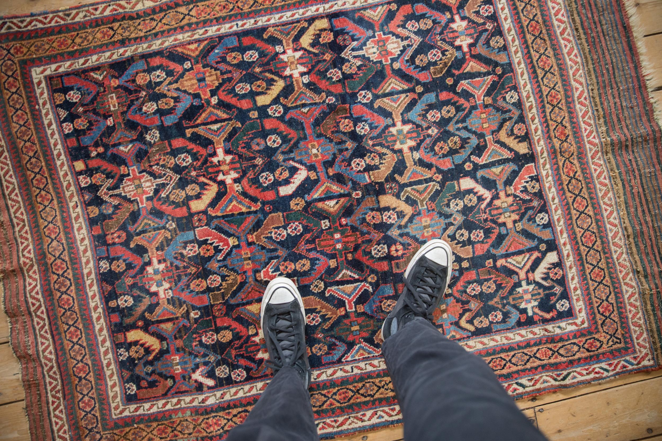 :: Allover bedecktes Feld in einem gezackten Blattmotiv, das sich mit zufällig wechselnden Farbfüllungen in einem für die Art ungewöhnlichen frühen Designstil wiederholt. Wunderschöne Ausschläge, besser als der durchschnittliche Zustand, eine