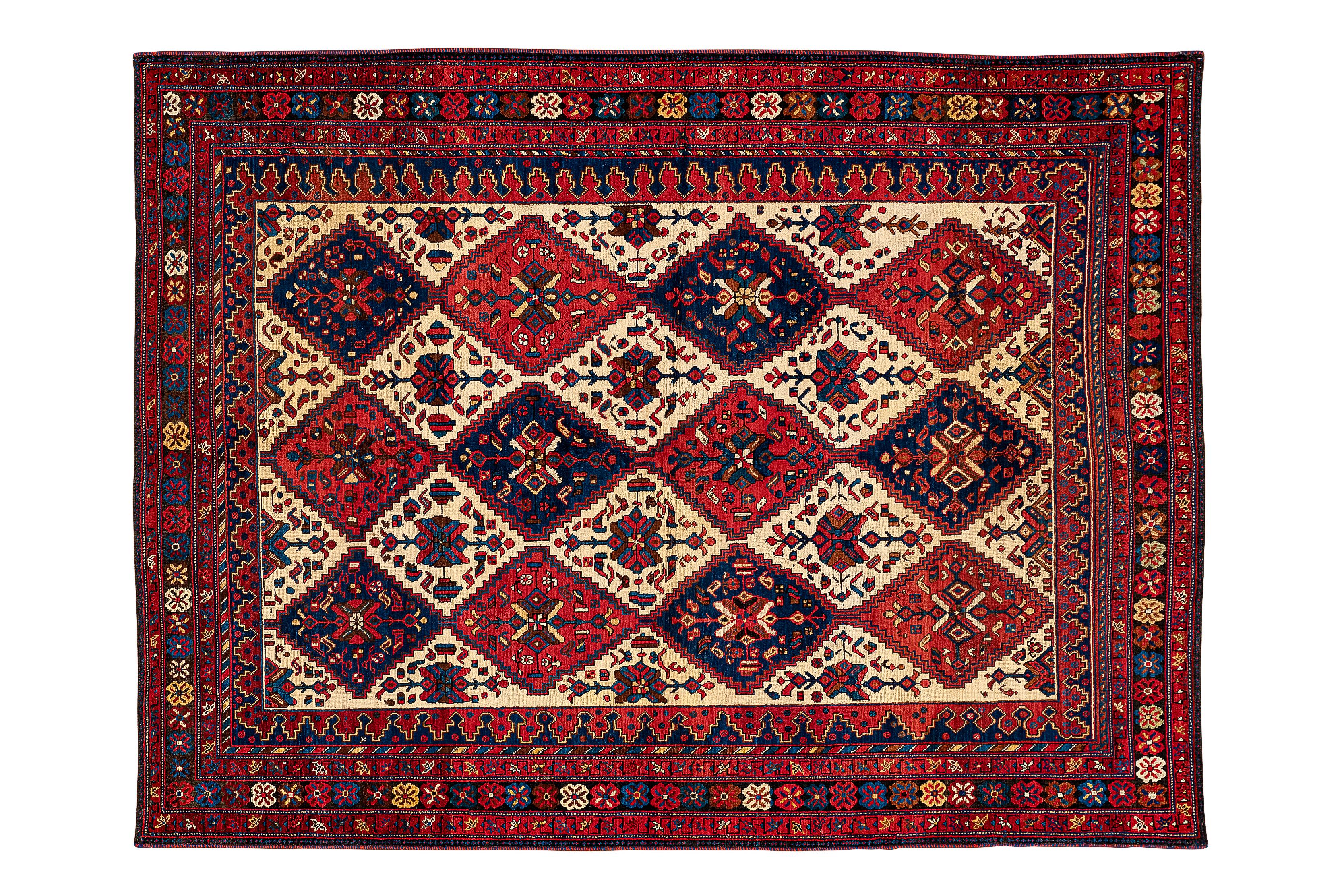 Bringen Sie Freude und Eleganz in Ihr Zuhause mit diesem großen Afshar-Teppich, einem Fest der Farben und des Designs. Stellen Sie sich das elfenbeinfarbene Feld vor, das mit Reihen von leuchtenden Diamanten verziert ist, die jeweils zarte Blumen