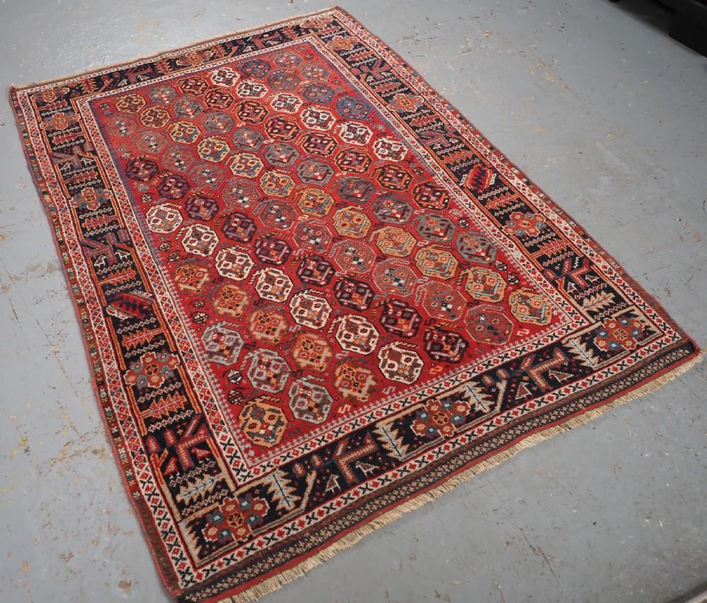 Ancien tapis South Antiques Afshar à grand motif boteh sur toute la surface
Circa 1880

Le tapis présente des rangées diagonales de grands boteh floraux sur un fond rouge garance clair, les boteh sont dans des couleurs pastel douces. Des boteh plus