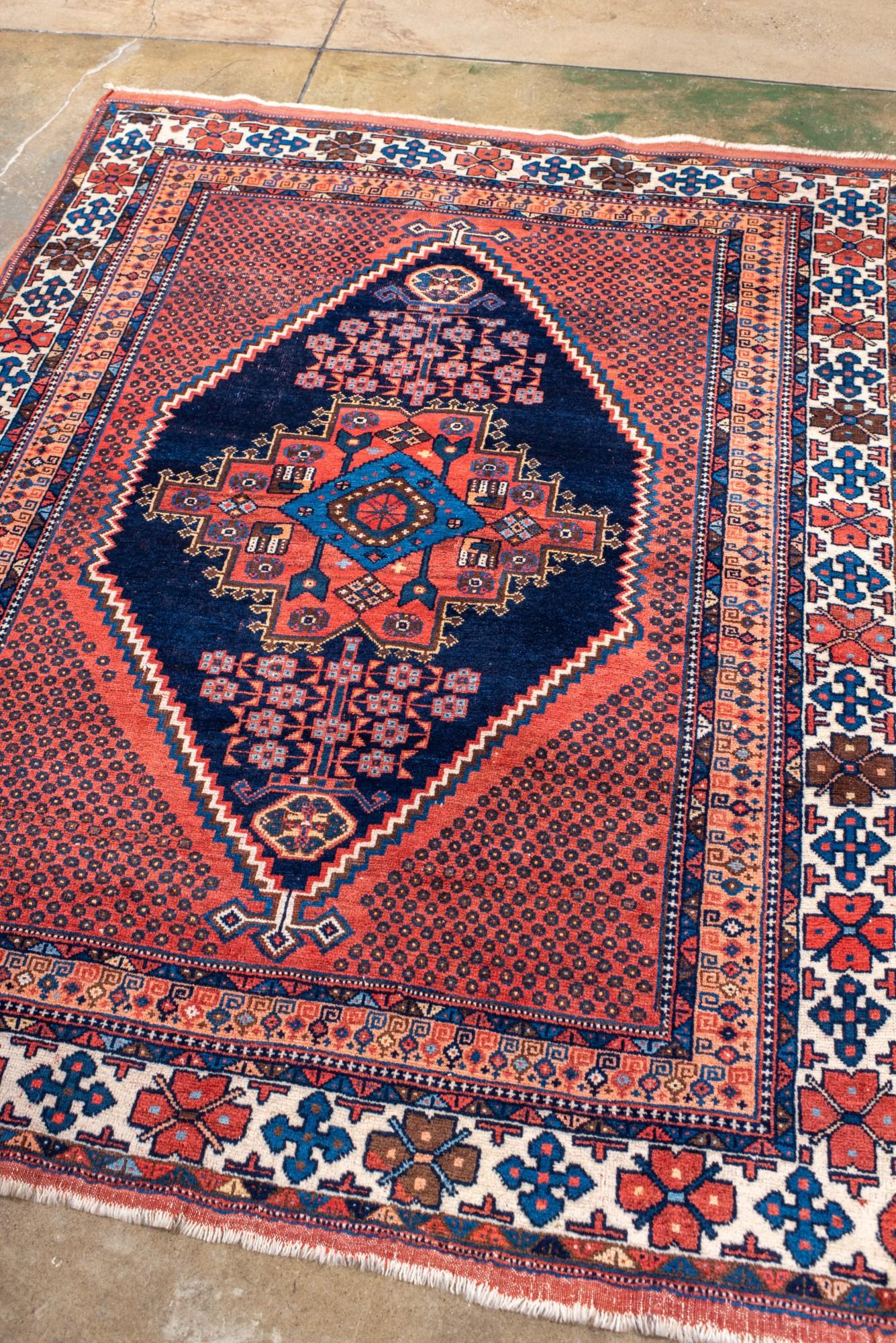 Antiker Afshar-Teppich mit blauen und roten Tönen und einem königlichen Medaillon (Persisch) im Angebot