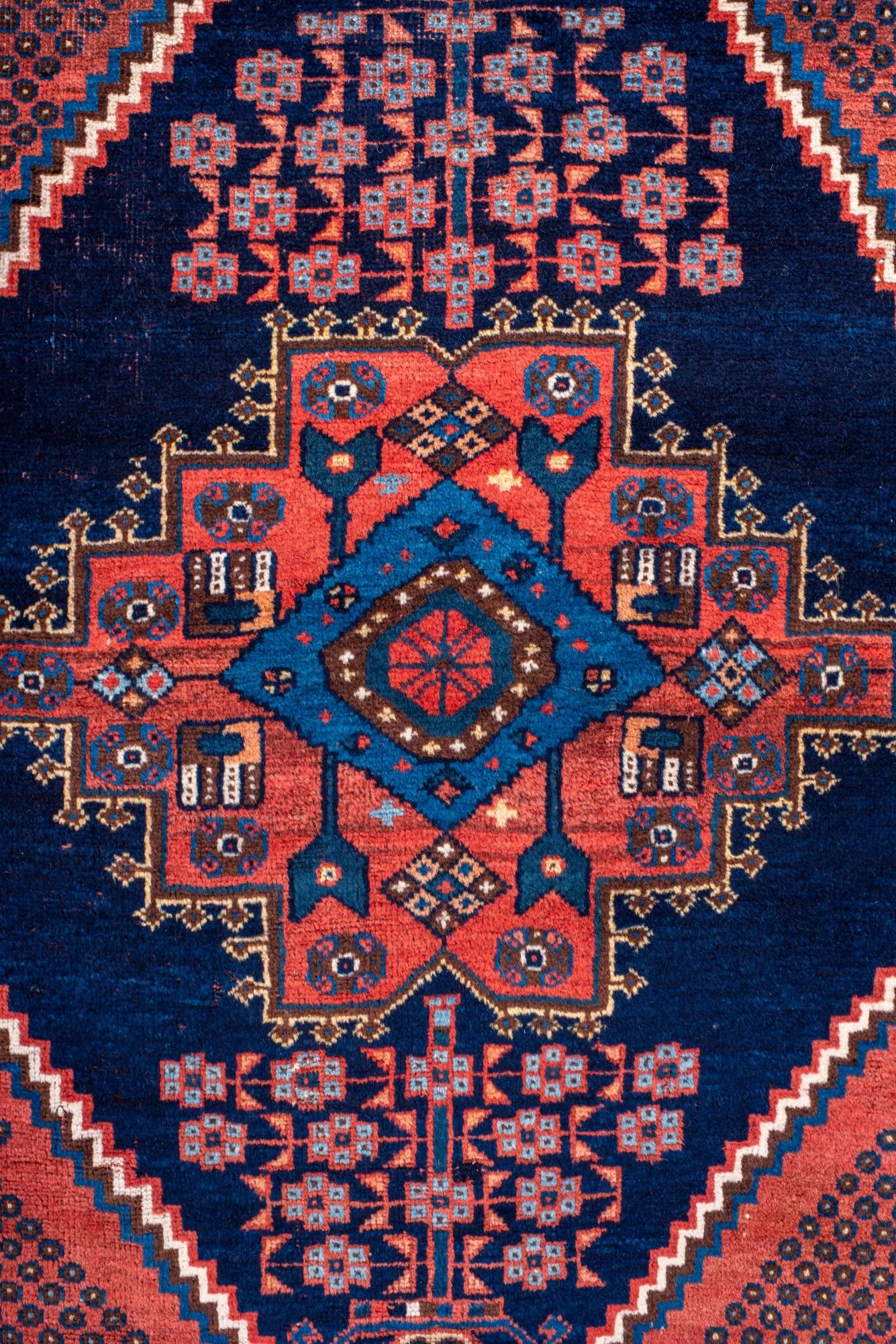 Antiker Afshar-Teppich mit blauen und roten Tönen und einem königlichen Medaillon (Handgeknüpft) im Angebot
