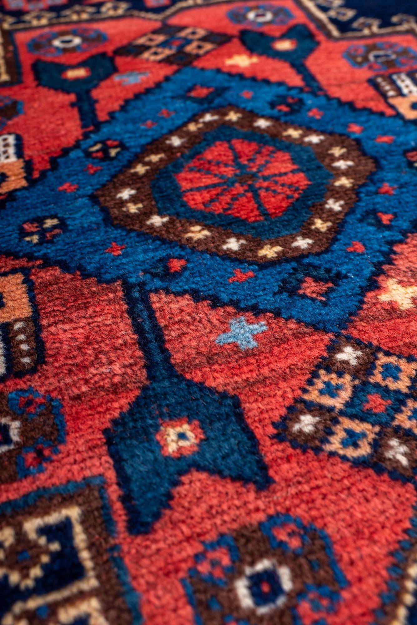 Antiker Afshar-Teppich mit blauen und roten Tönen und einem königlichen Medaillon im Zustand „Gut“ im Angebot in New York, NY