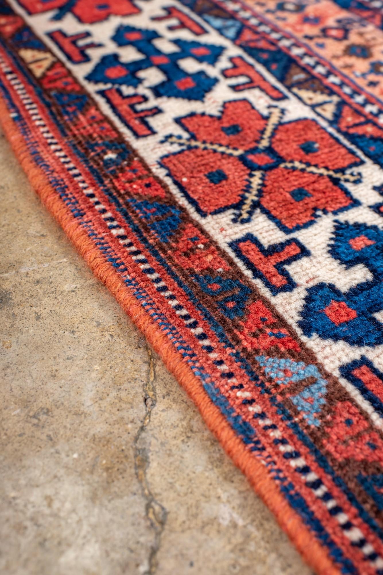 Antiker Afshar-Teppich mit blauen und roten Tönen und einem königlichen Medaillon (20. Jahrhundert) im Angebot