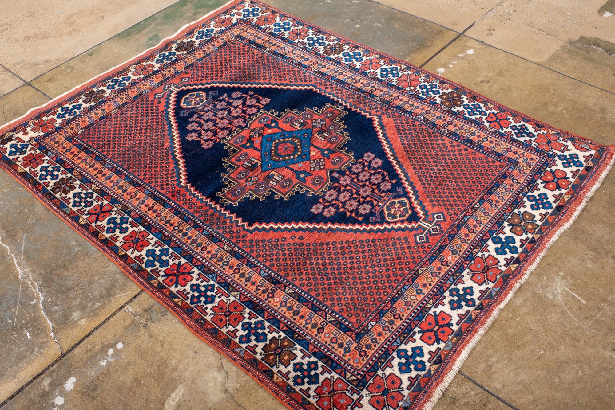 Antiker Afshar-Teppich mit blauen und roten Tönen und einem königlichen Medaillon (Wolle) im Angebot