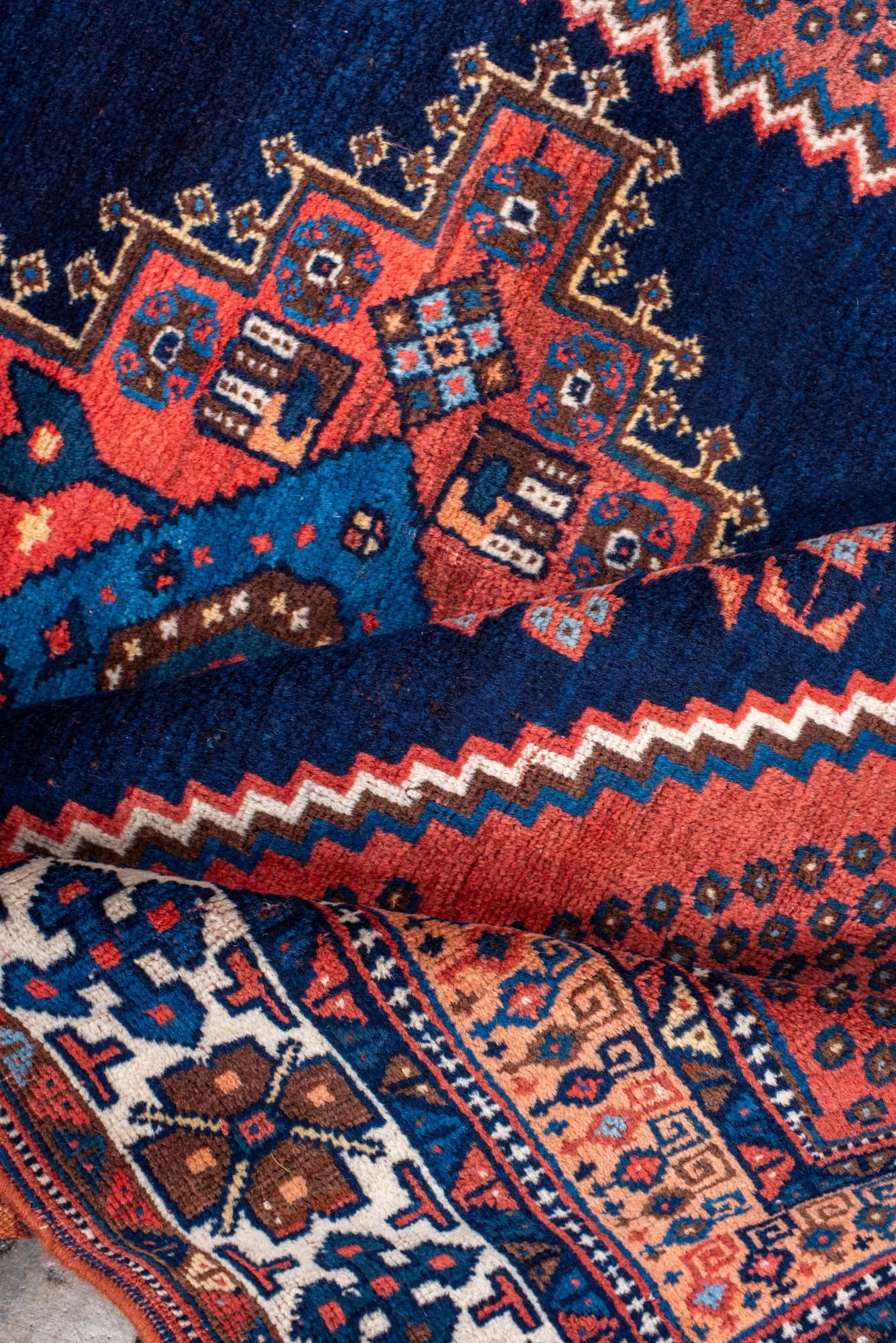 Antiker Afshar-Teppich mit blauen und roten Tönen und einem königlichen Medaillon im Angebot 1