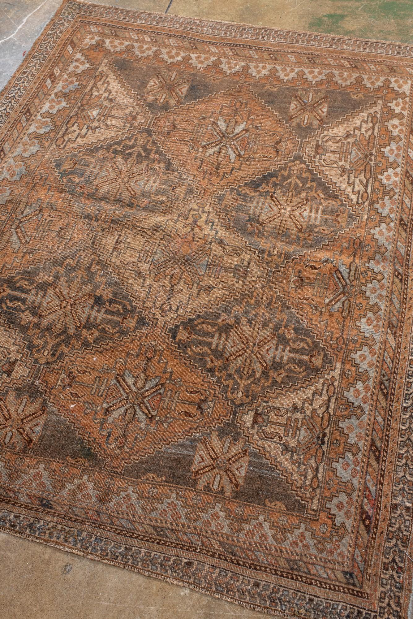 Perse Tapis ancien Afshar à motif de médaillon en forme de diamant dans les tons de terre en vente