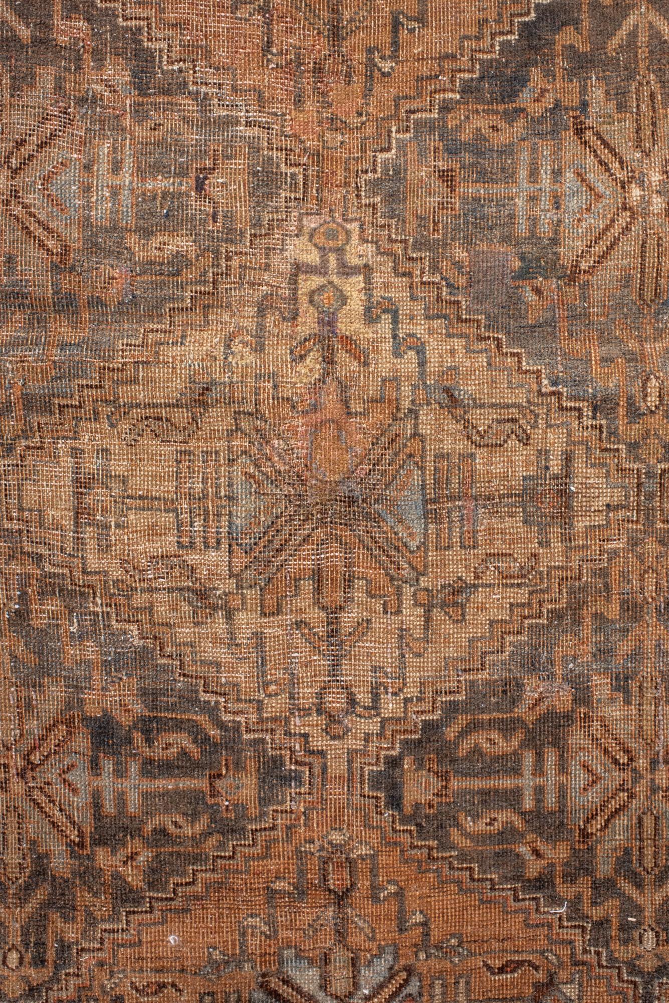 Noué à la main Tapis ancien Afshar à motif de médaillon en forme de diamant dans les tons de terre en vente