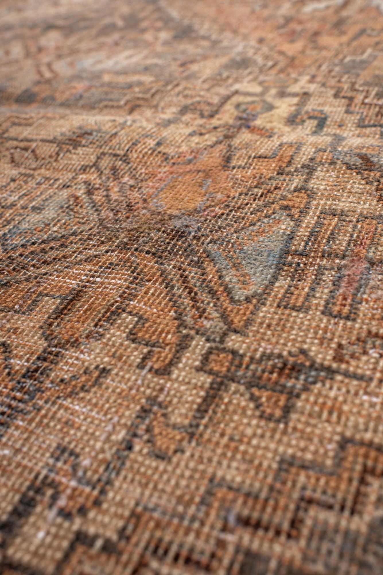 Tapis ancien Afshar à motif de médaillon en forme de diamant dans les tons de terre Bon état - En vente à New York, NY