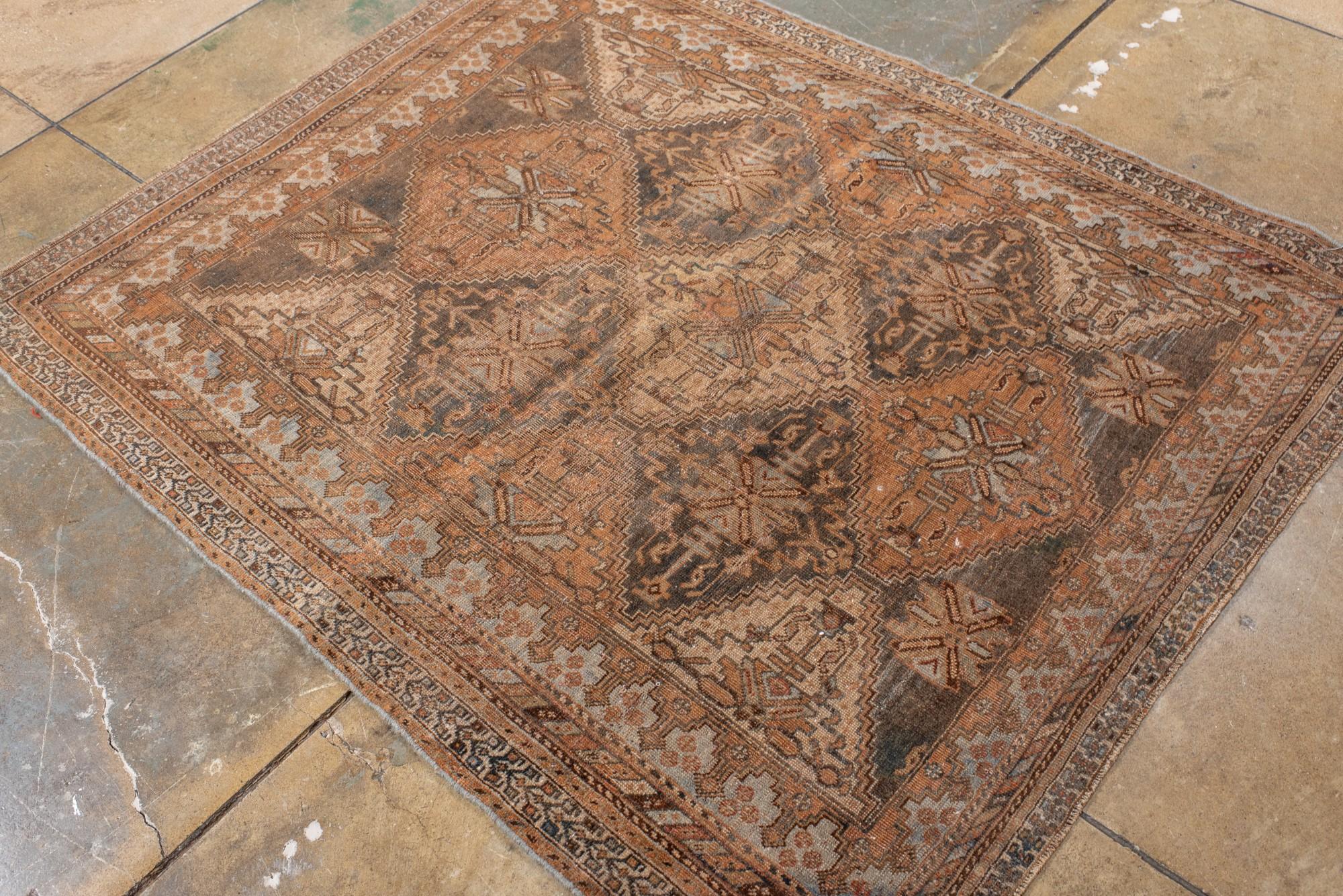 20ième siècle Tapis ancien Afshar à motif de médaillon en forme de diamant dans les tons de terre en vente