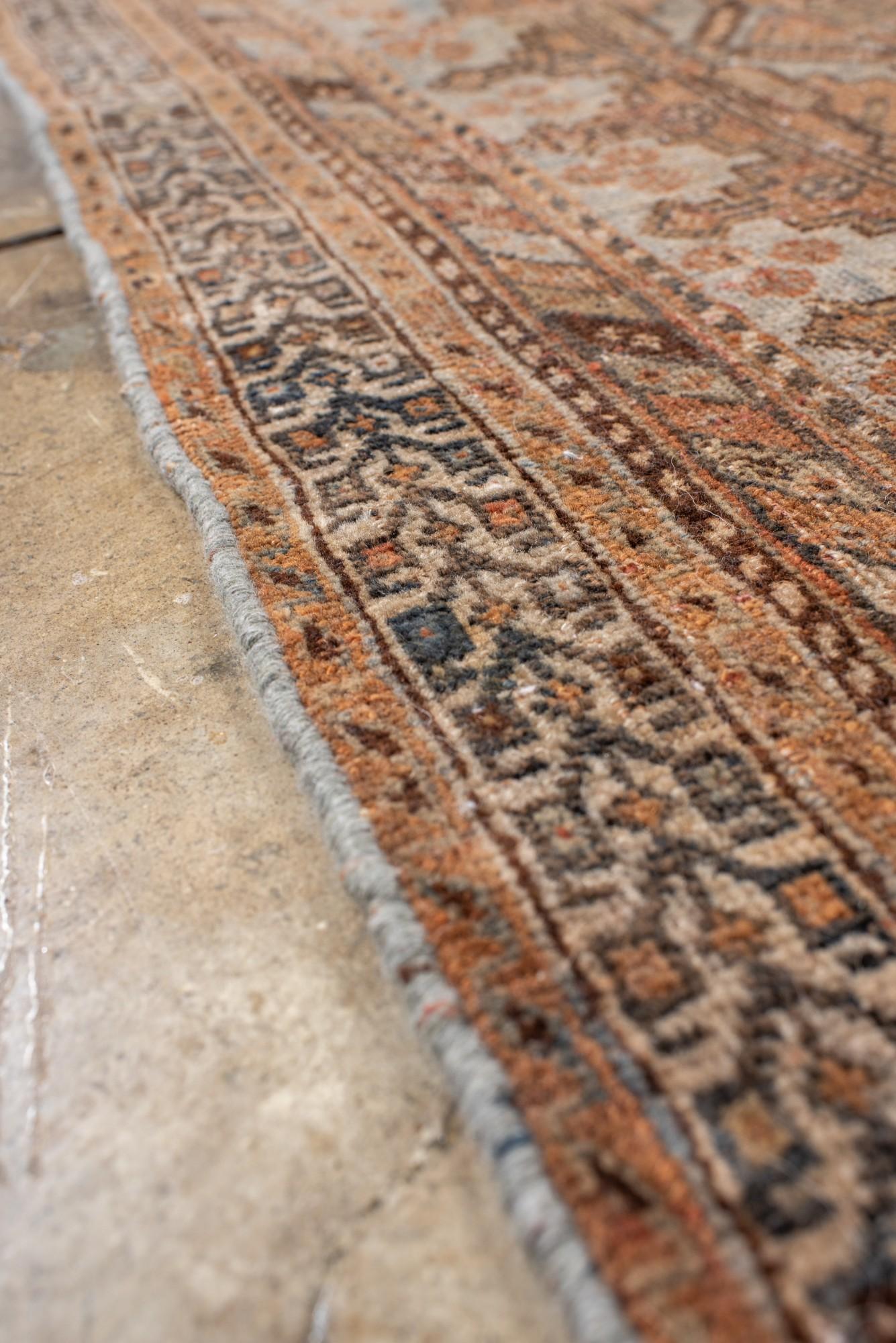 Laine Tapis ancien Afshar à motif de médaillon en forme de diamant dans les tons de terre en vente