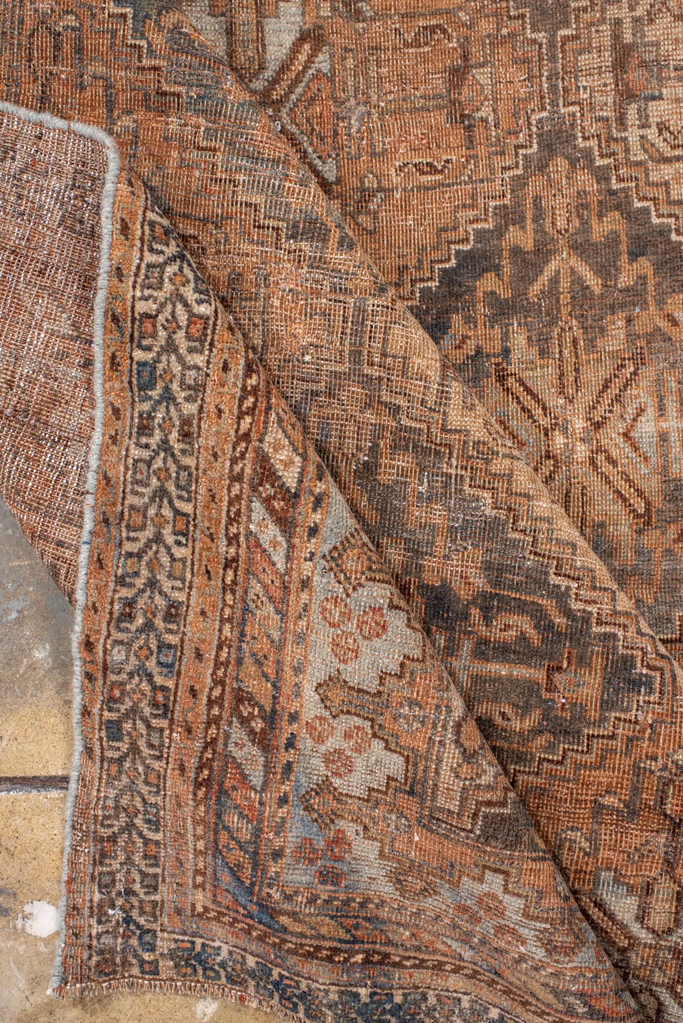 Tapis ancien Afshar à motif de médaillon en forme de diamant dans les tons de terre en vente 1