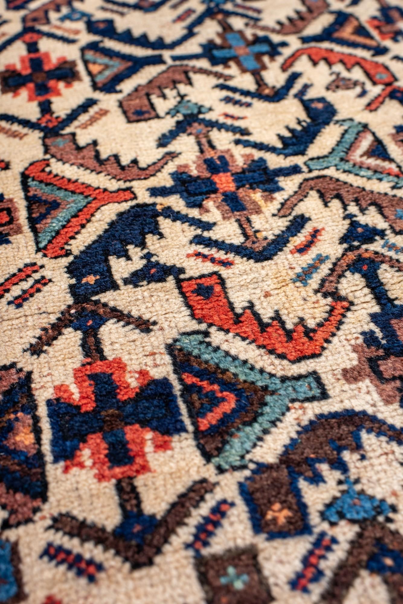 Tapis Afshar ancien avec motif de fleurs, années 1920 Bon état - En vente à New York, NY