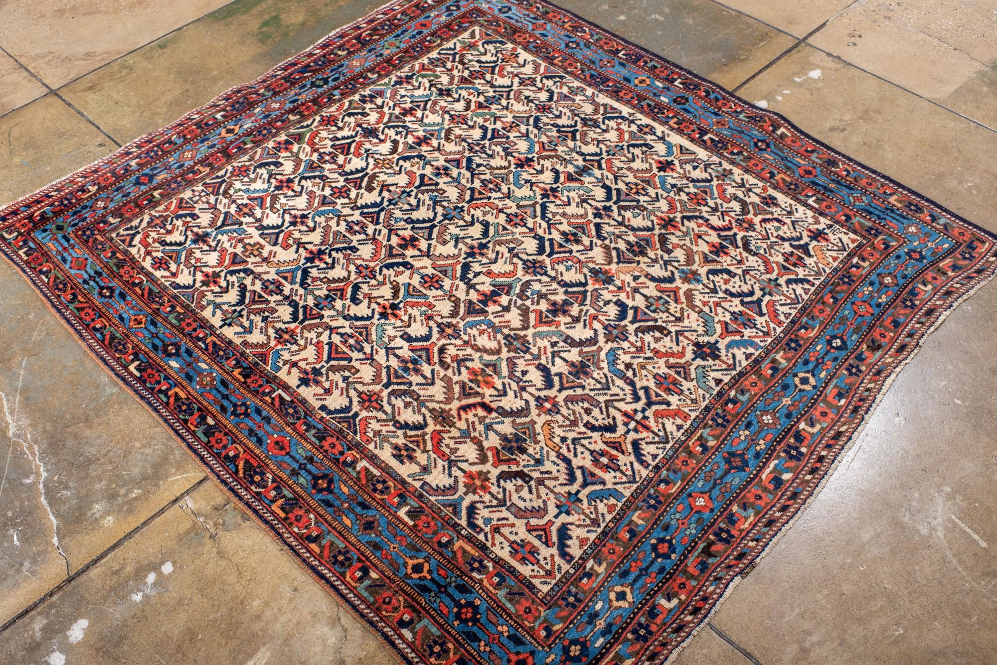 Laine Tapis Afshar ancien avec motif de fleurs, années 1920 en vente