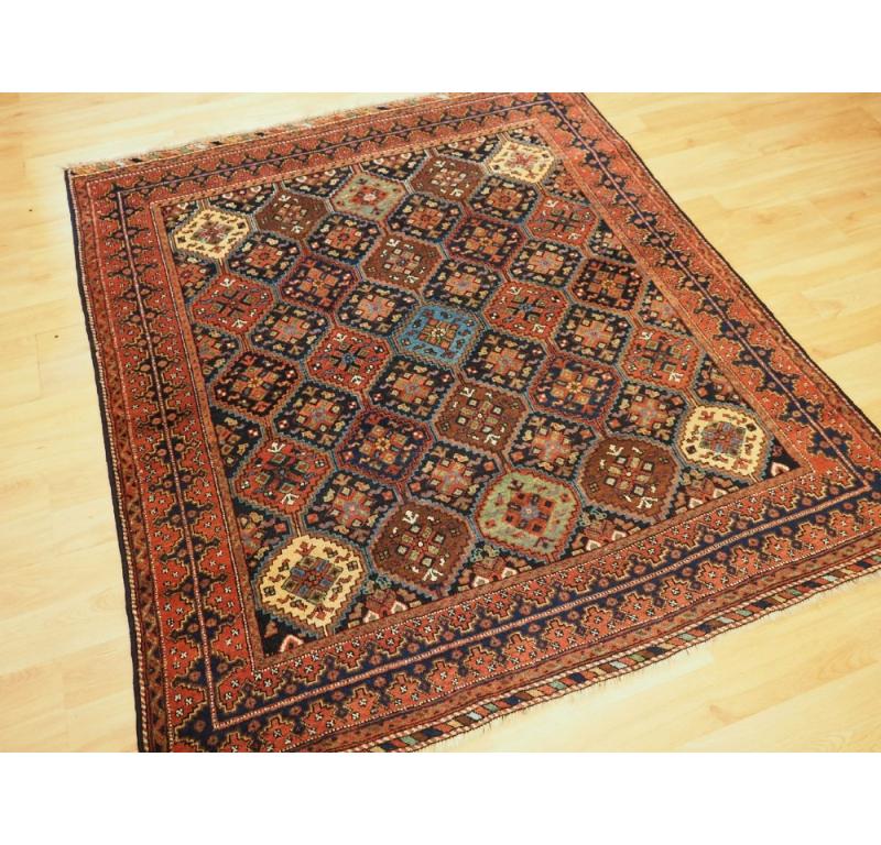 Antico tappeto tribale Afshar con disegno a reticolo di diamanti
Circa 1900

Un dolcissimo tappeto di piccole dimensioni quadrate con un disegno ripetuto all over all'interno di un reticolo a rombi I colori tenui e pastello spiccano sullo sfondo