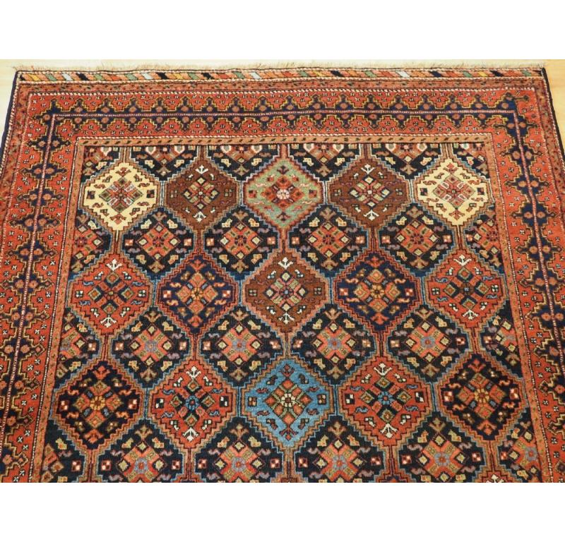 Tribale Antico tappeto tribale Afshar di piccole dimensioni con un design raffinato, CIRCA 1900 in vendita