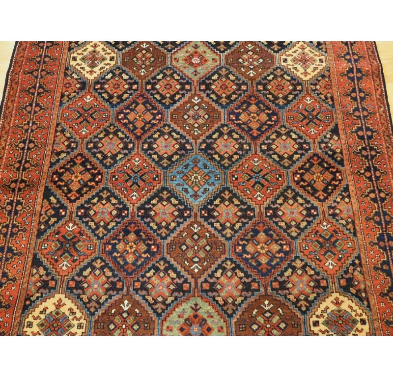 Sconosciuto Antico tappeto tribale Afshar di piccole dimensioni con un design raffinato, CIRCA 1900 in vendita