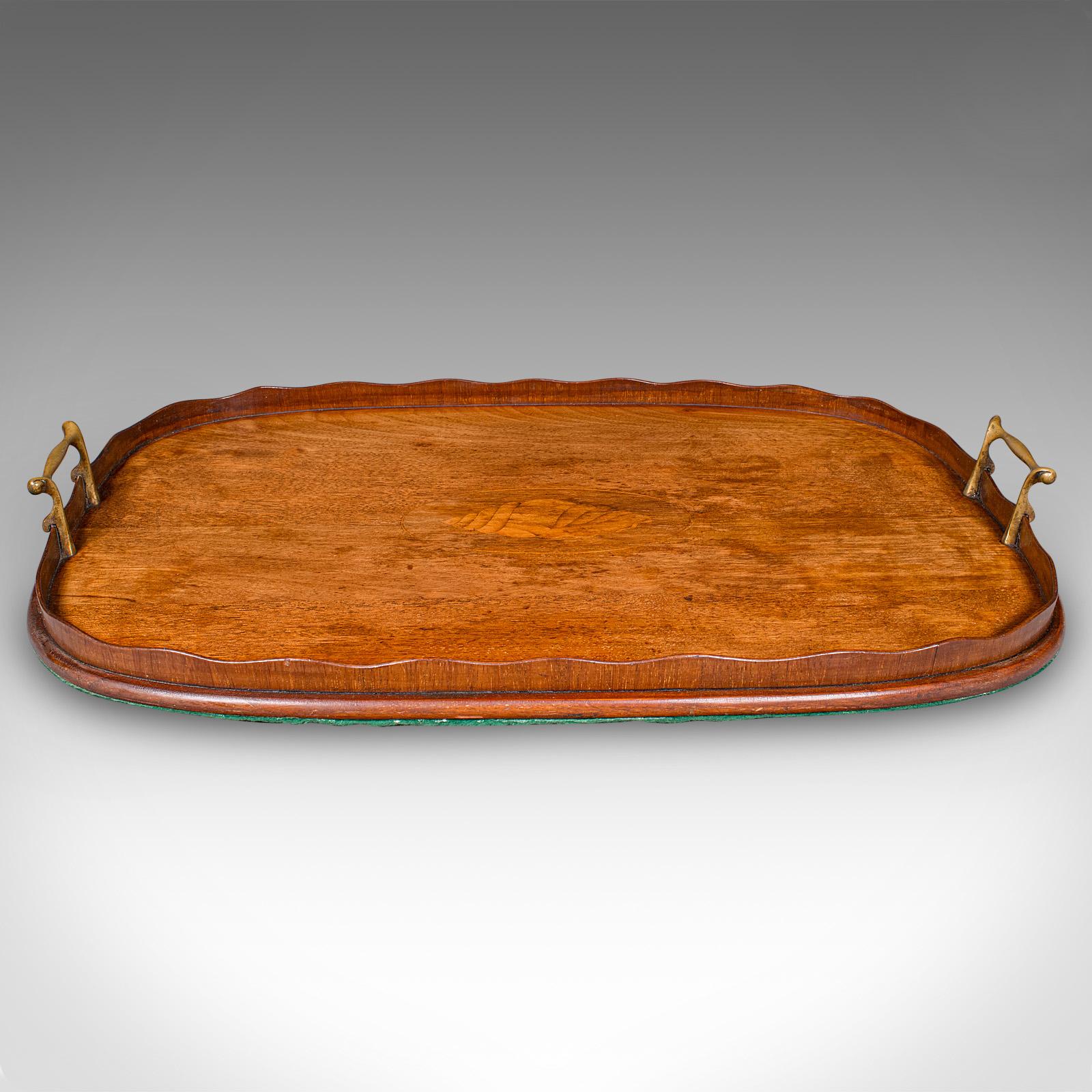Il s'agit d'un plateau ancien pour le thé de l'après-midi. Un plat de service anglais en noyer et en bois de satin, datant de la période édouardienne, vers 1910. Une pièce raffinée et décorative, parfaite pour un service à thé élégant ou une