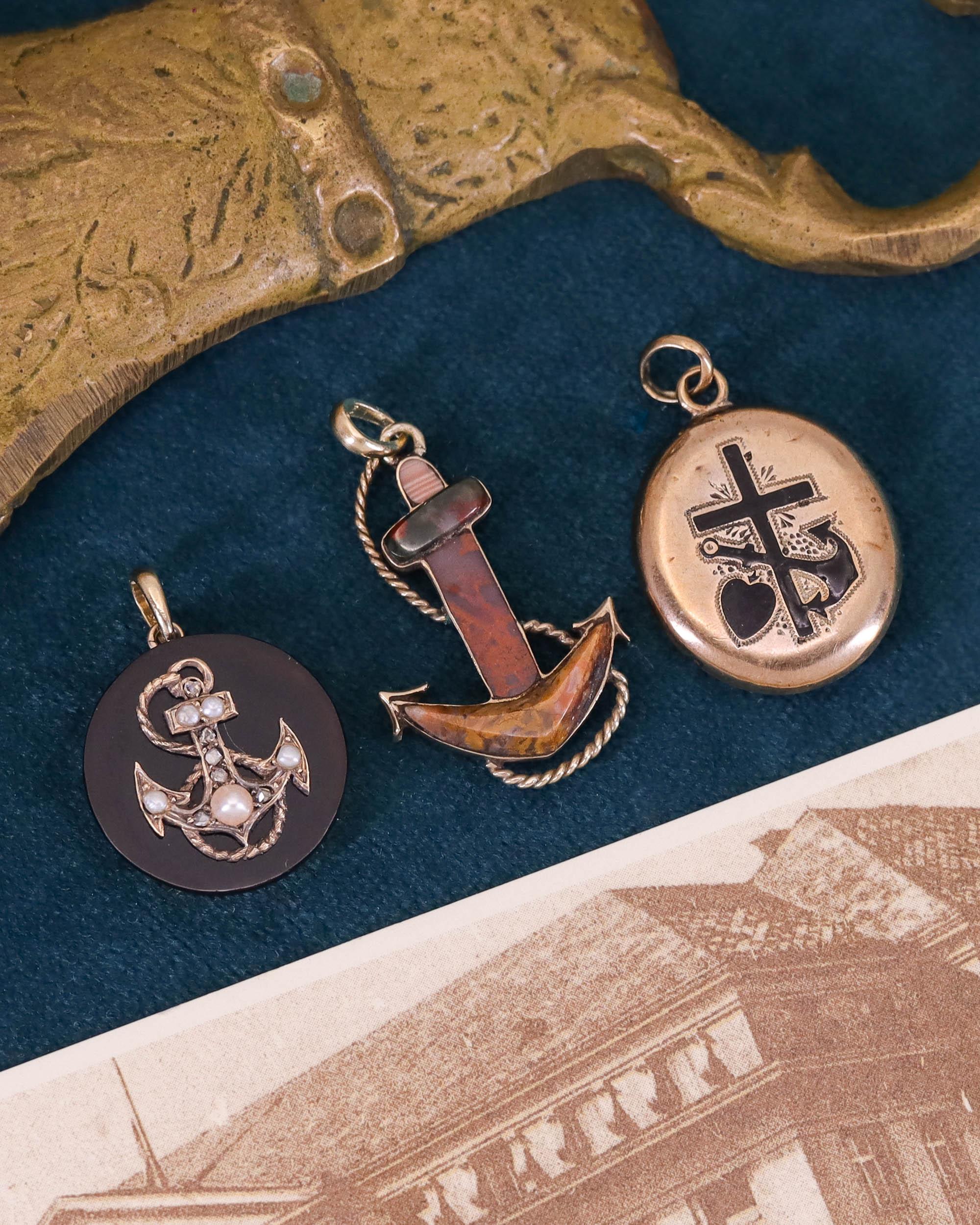 Donna Ciondolo ad ancora di agata antica in oro 9ct in vendita