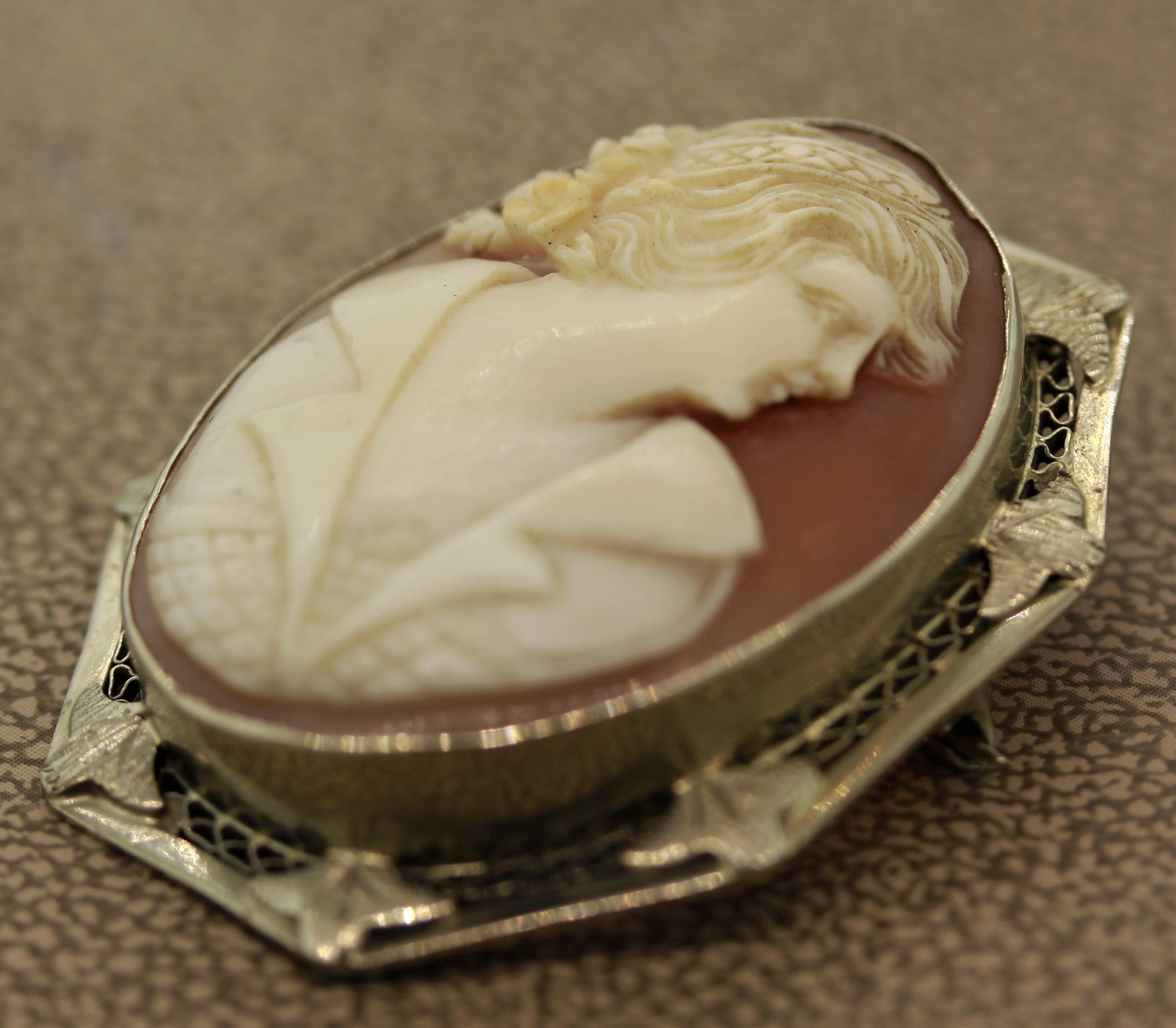 Mixed Cut Antique Agate Cameo Gold Pendant-Brooch
