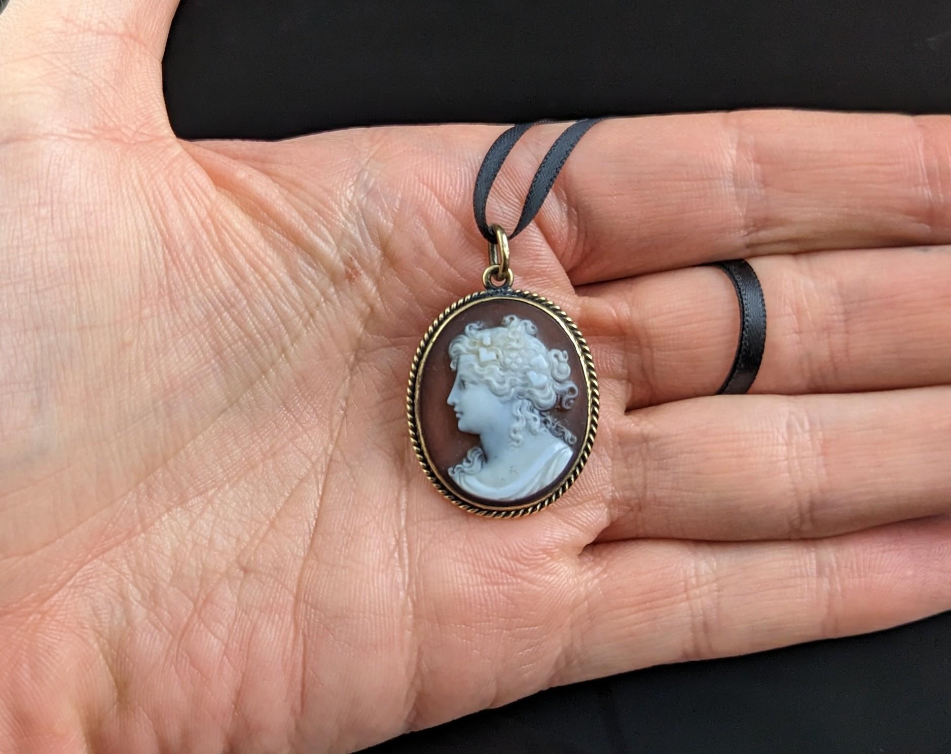 Antique Agate Cameo pendant, 9ct gold, Victorian  In Good Condition In NEWARK, GB