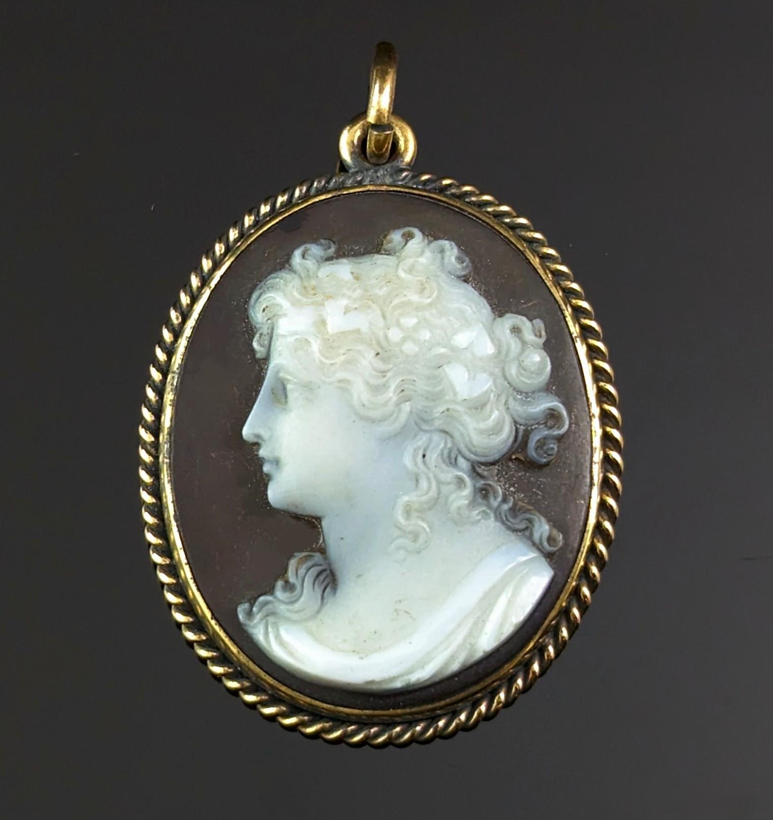 Women's Antique Agate Cameo pendant, 9ct gold, Victorian 