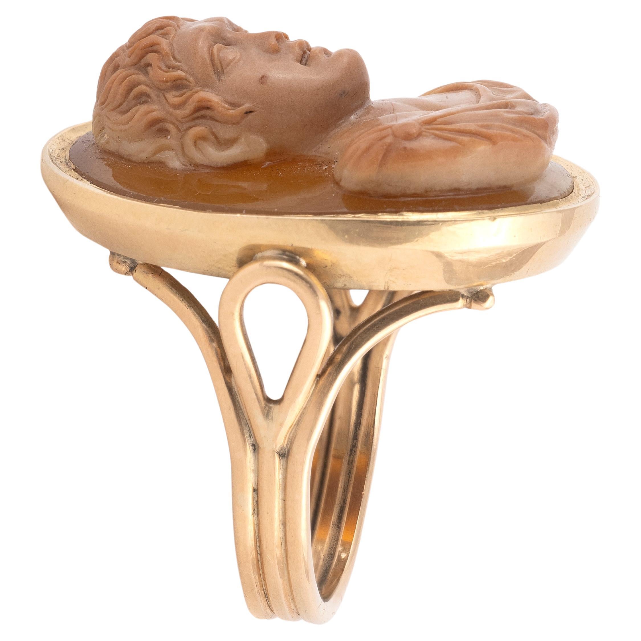 Uncut A Late 18th / Early 19th Century Two-Colour Agate Cameo Ring For Sale