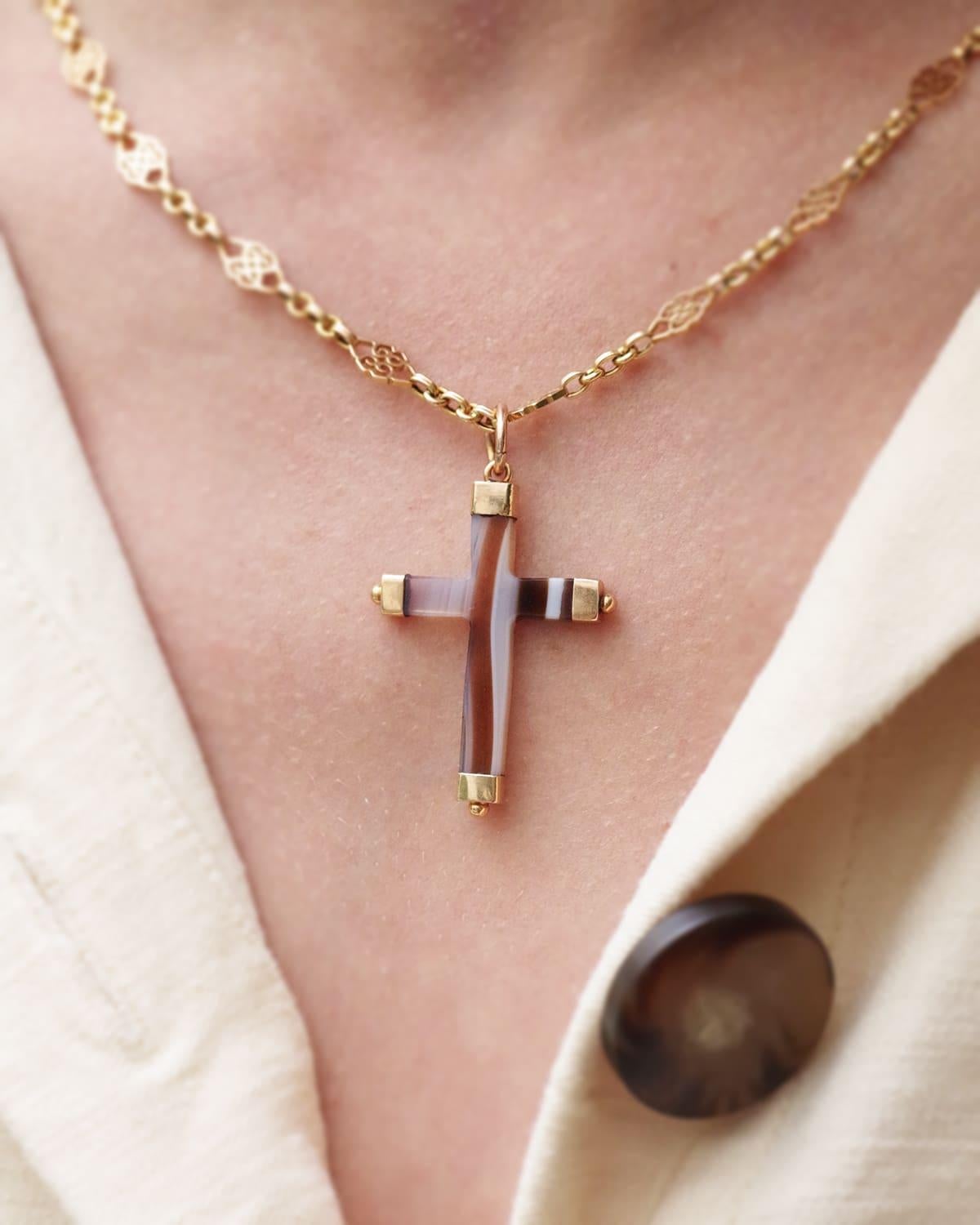 Antique agate cross pendant in 18k gold, Victorian sardonyx agate cross In Good Condition For Sale In PARIS, FR