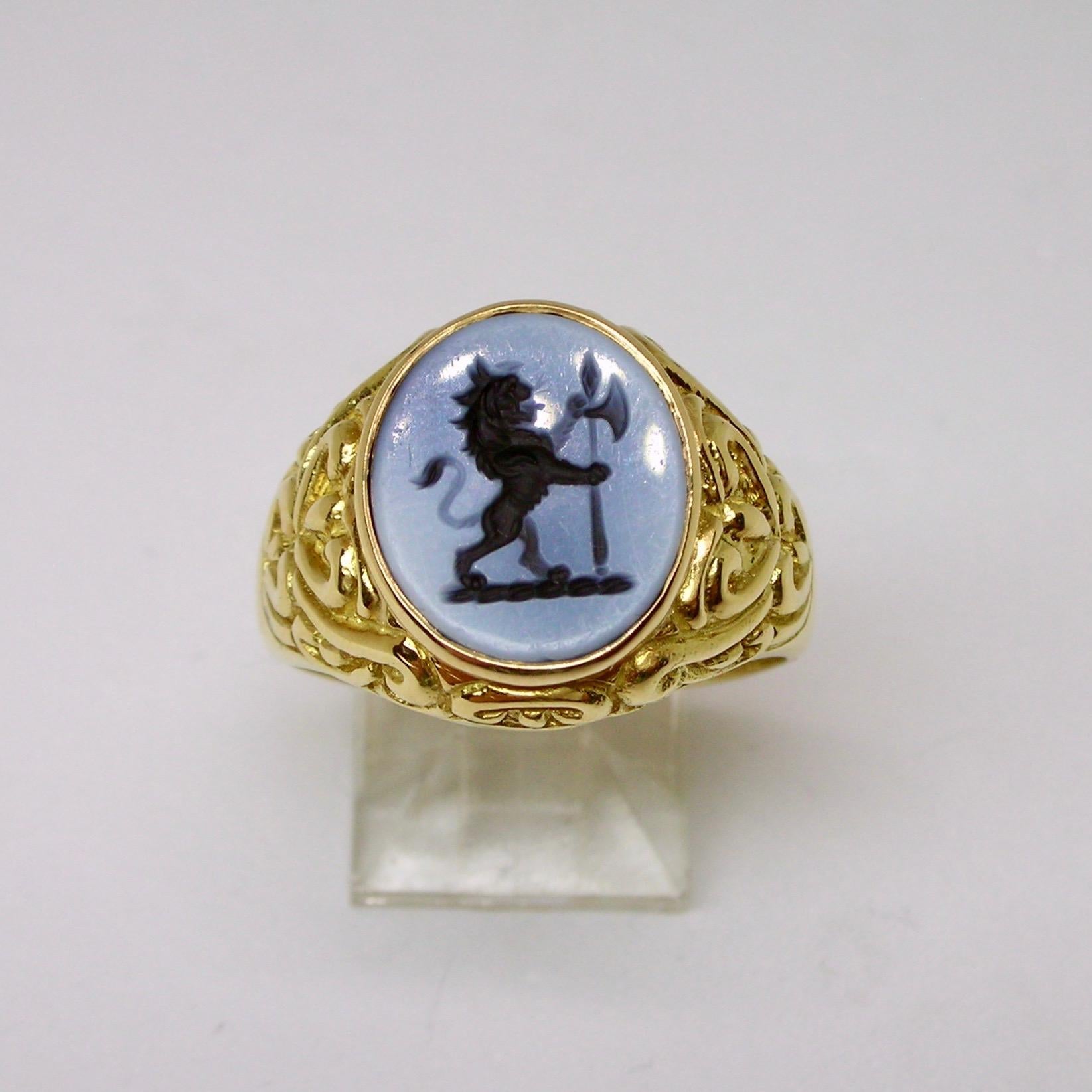 Intaglio ring in 18ct gold with bicolour agate finely engraved with armed lion, of English provenance, beginning of the XX Century. 

