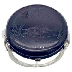 Bague Art déco en or blanc 14 carats avec intaille en agate ancienne représentant un sanglier sauvage dans un paysage