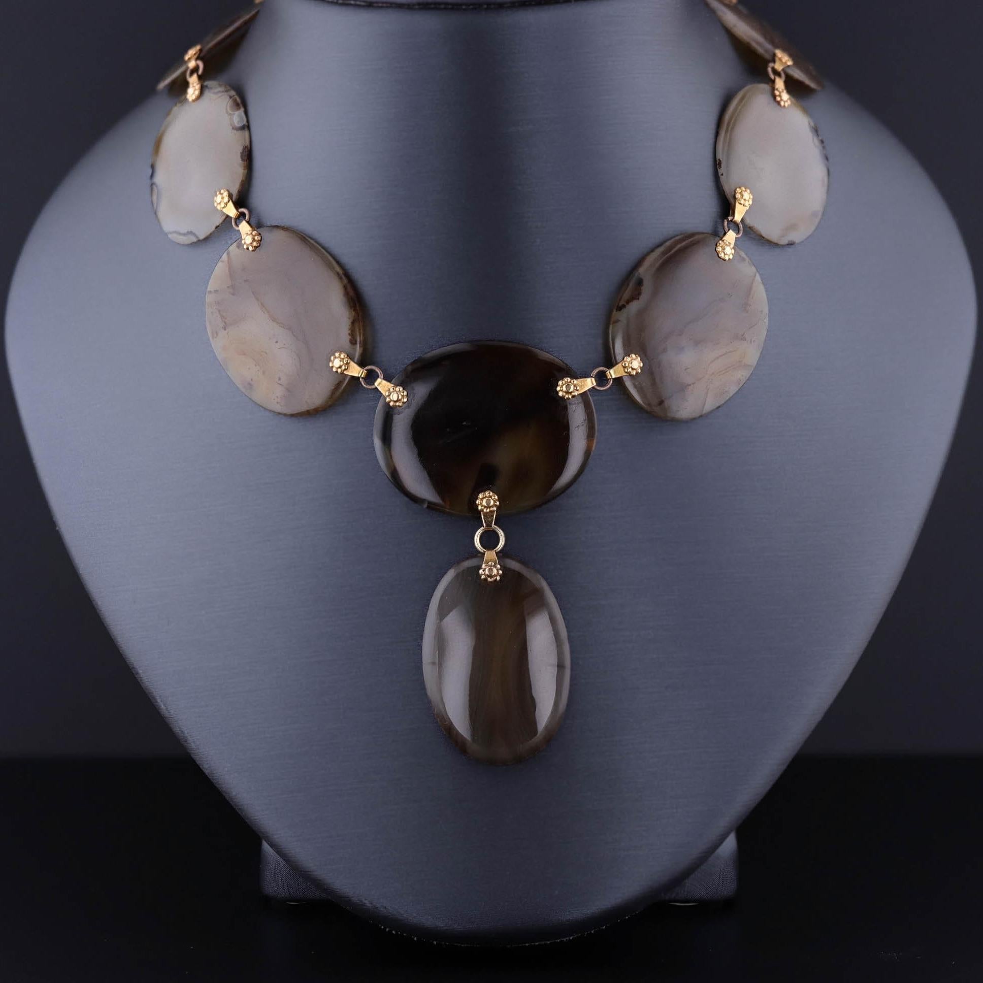 Collana antica di agata: Questa collana di epoca medio-vittoriana (circa 1860-1870) presenta agate rotonde con distanziatori in oro 18k fatti a mano e una chiusura a scatola nascosta in oro 9ct.

Il pezzo misura 18 pollici di lunghezza per 1,1