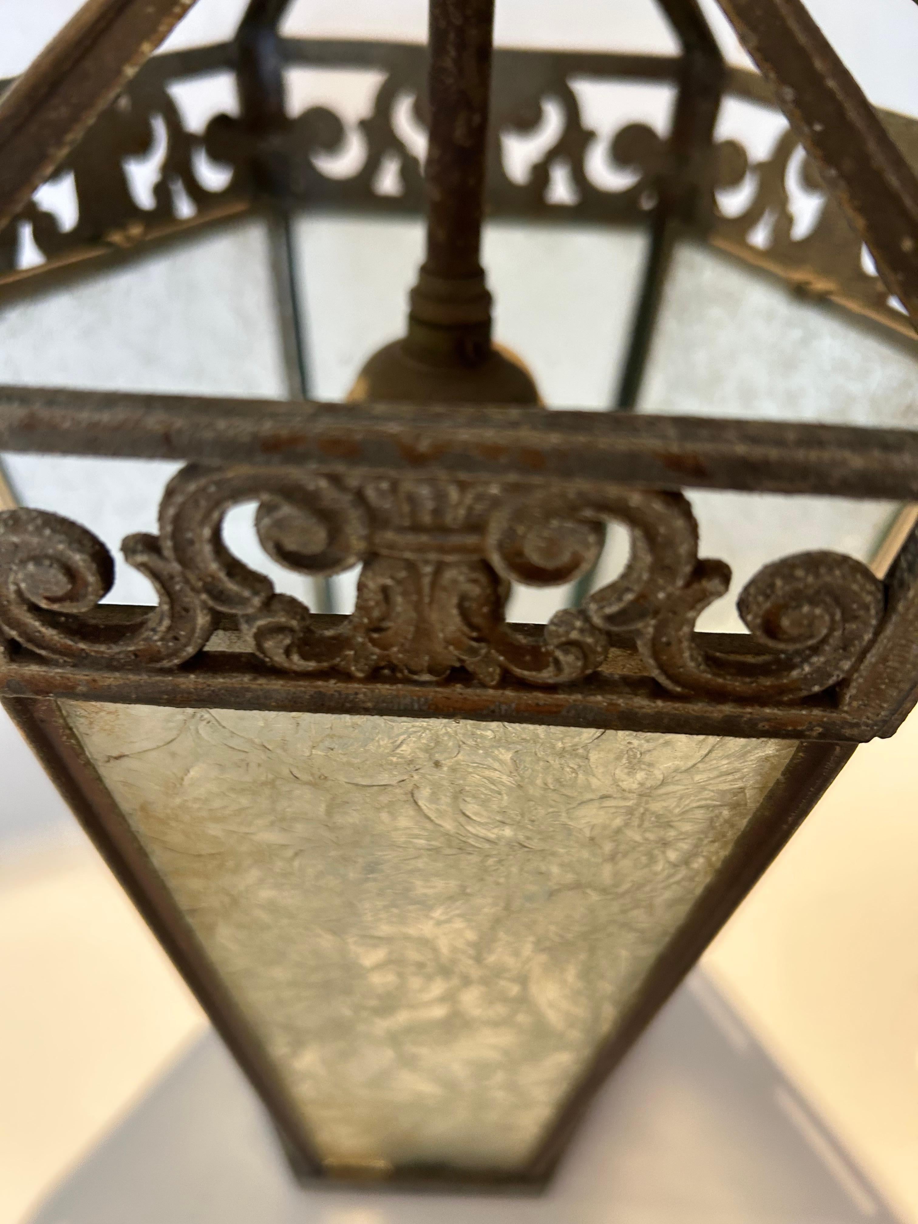 Américain Lanterne pendante en fer vieilli et verre grainé antique en vente