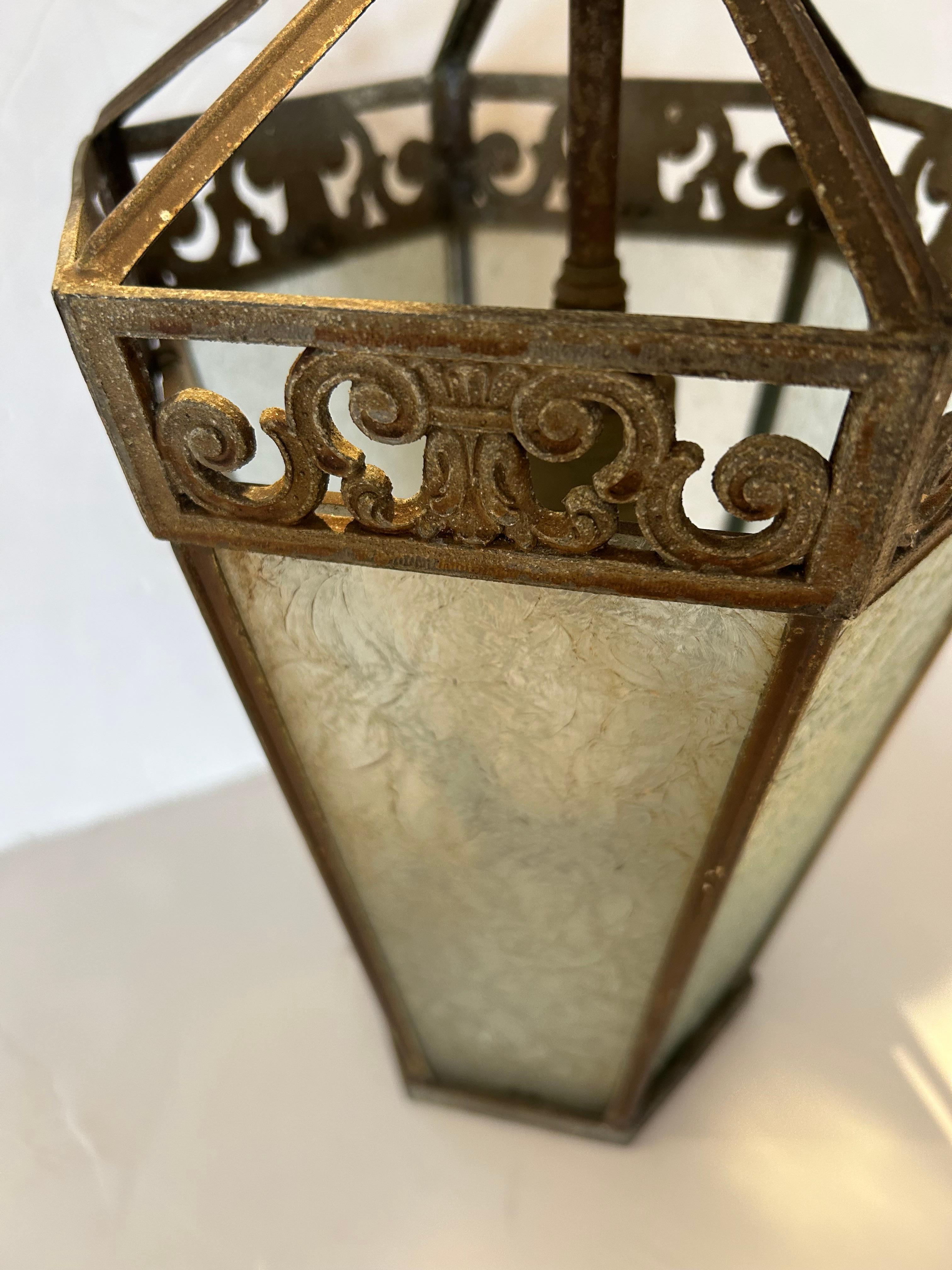 Lanterne pendante en fer vieilli et verre grainé antique Bon état - En vente à Hopewell, NJ