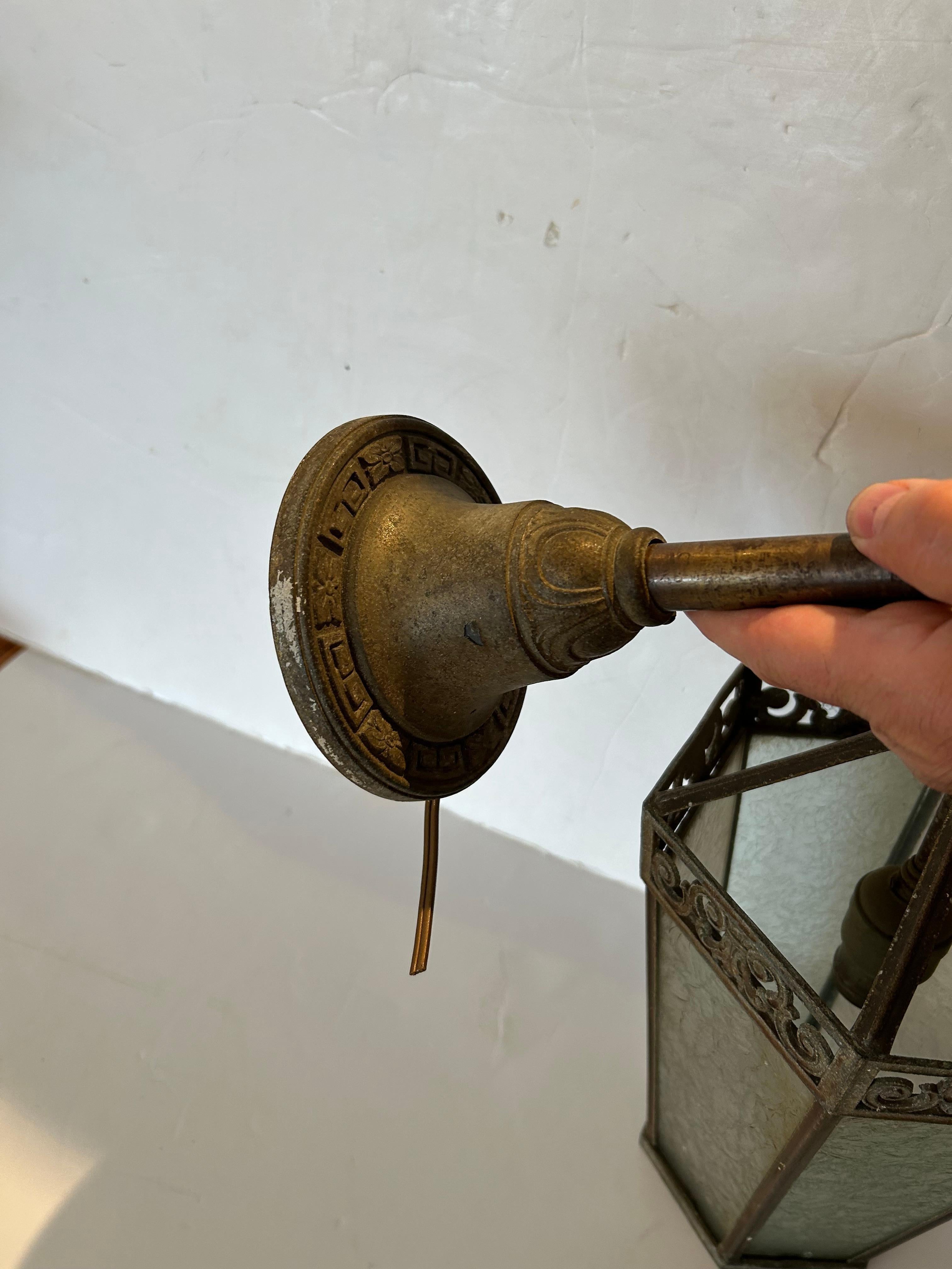 Début du 20ème siècle Lanterne pendante en fer vieilli et verre grainé antique en vente