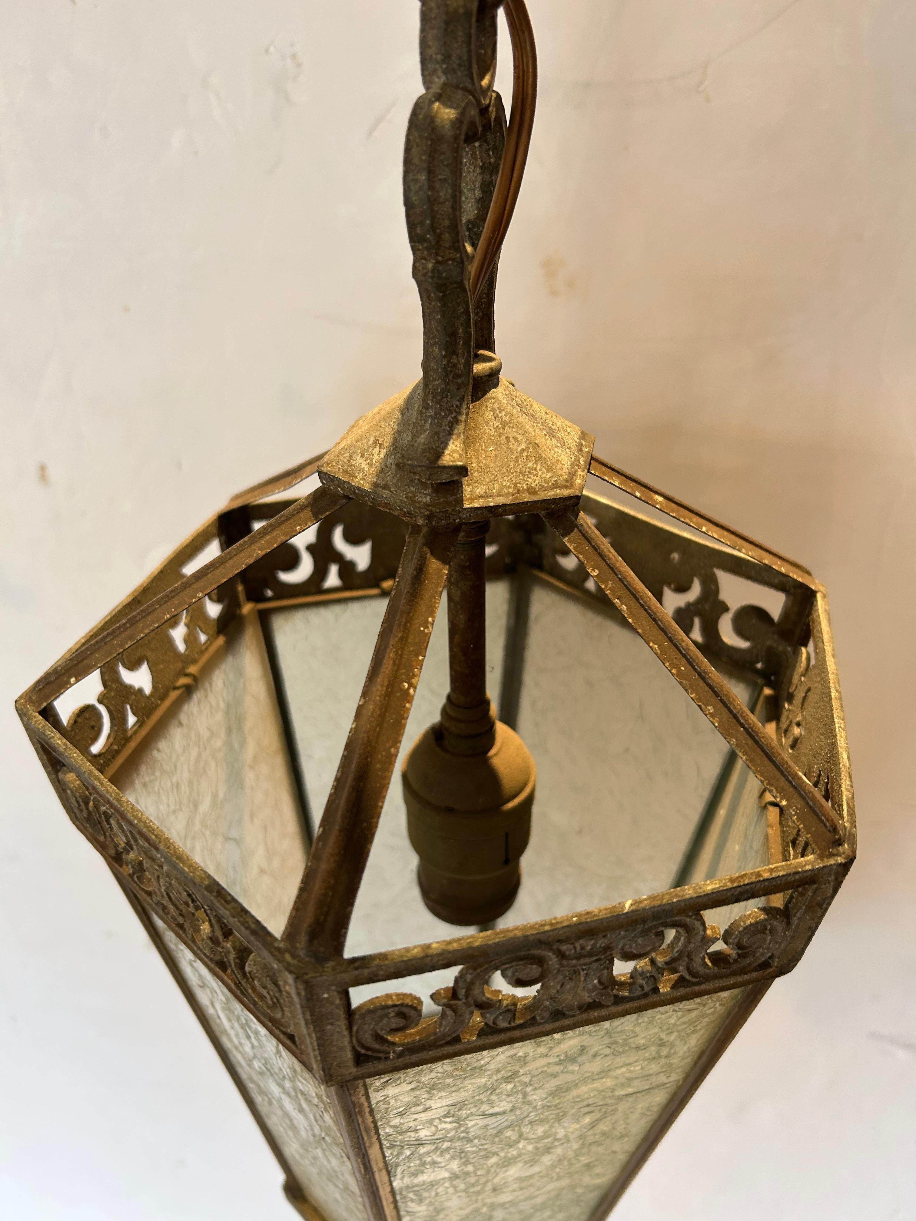 Verre Lanterne pendante en fer vieilli et verre grainé antique en vente