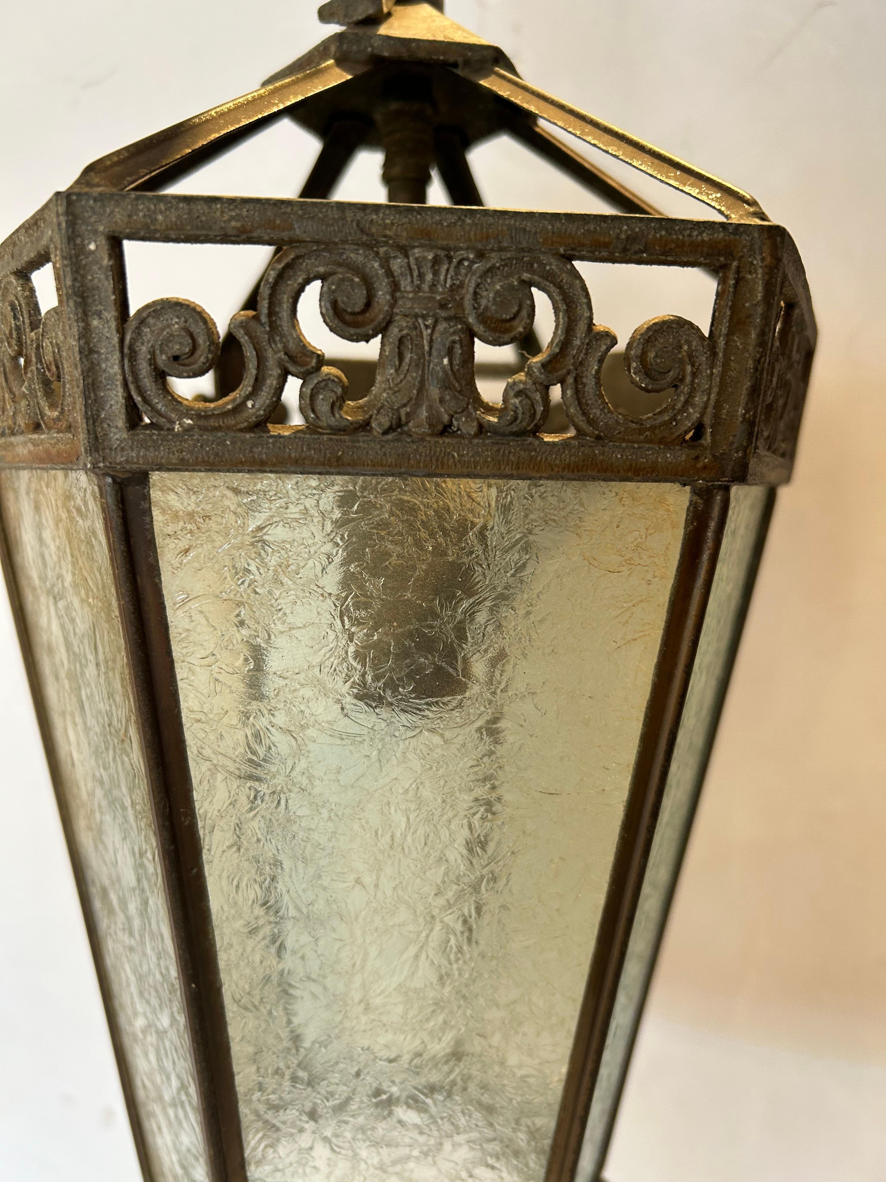 Lanterne pendante en fer vieilli et verre grainé antique en vente 2