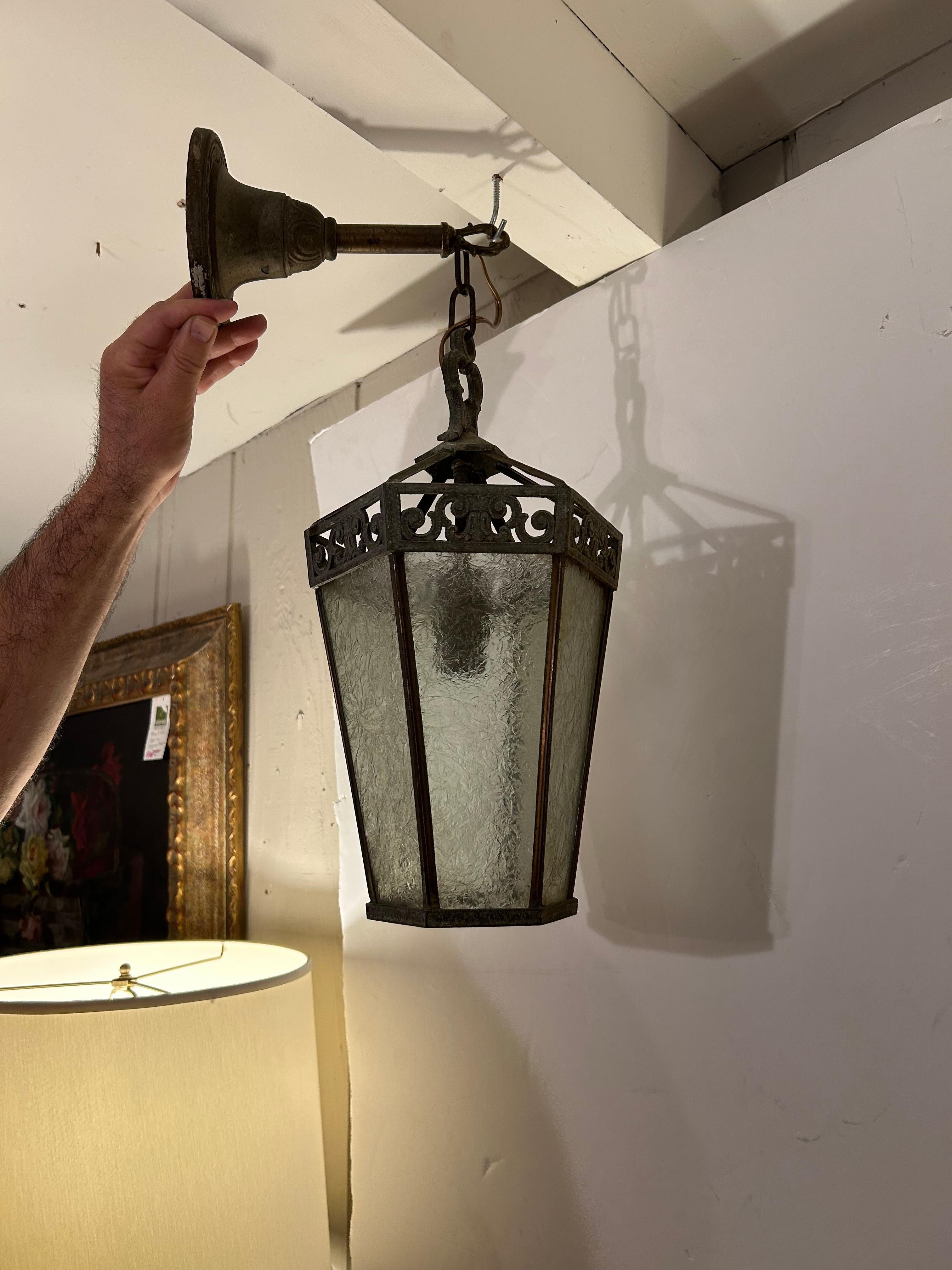 Lanterne pendante en fer vieilli et verre grainé antique en vente 3