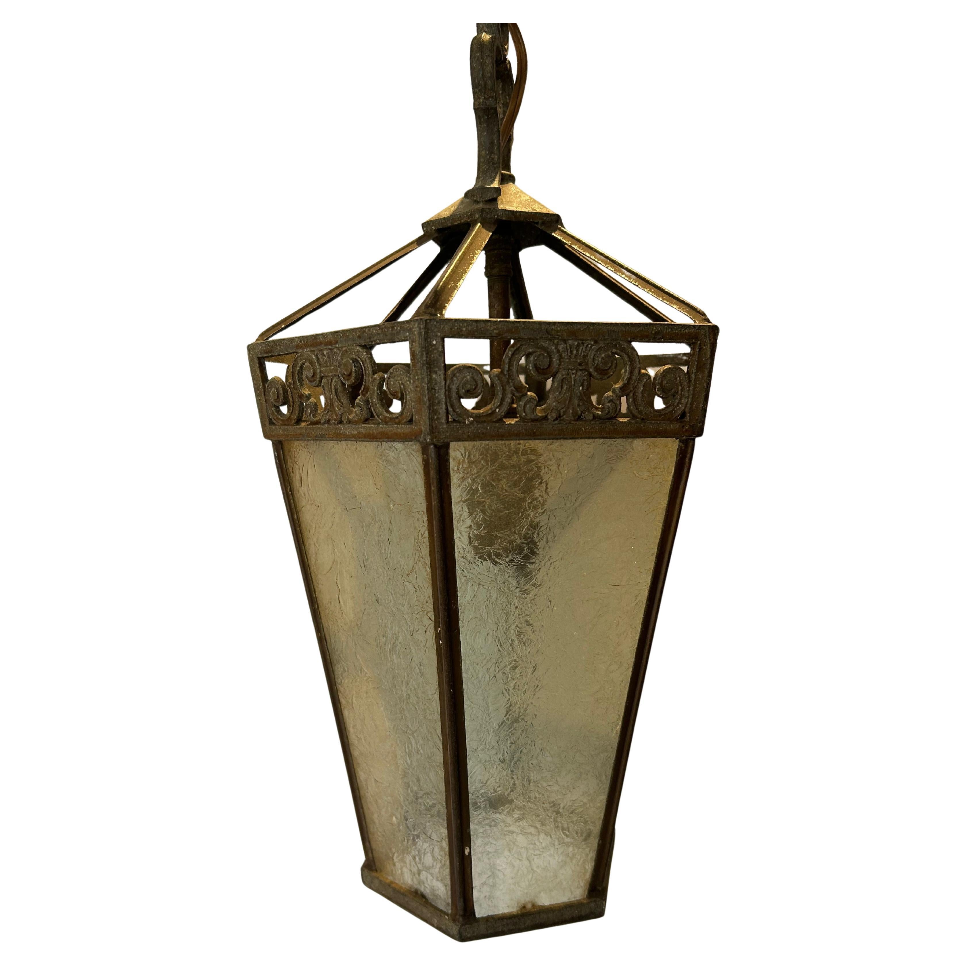Lanterne pendante en fer vieilli et verre grainé antique en vente
