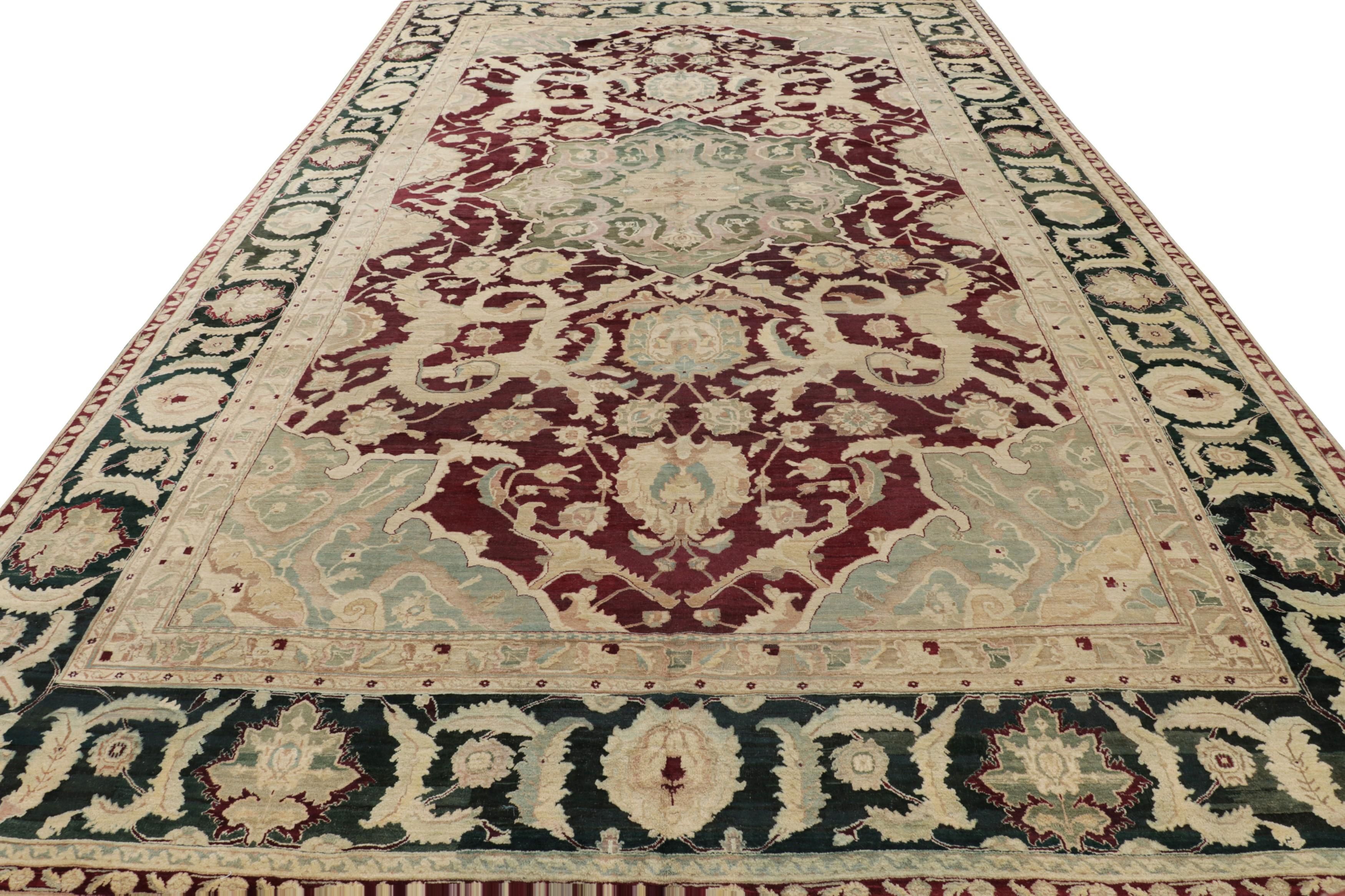 Annodato a mano Tappeto antico Agra in borgogna e crema con medaglione floreale - Rug & Kilim in vendita