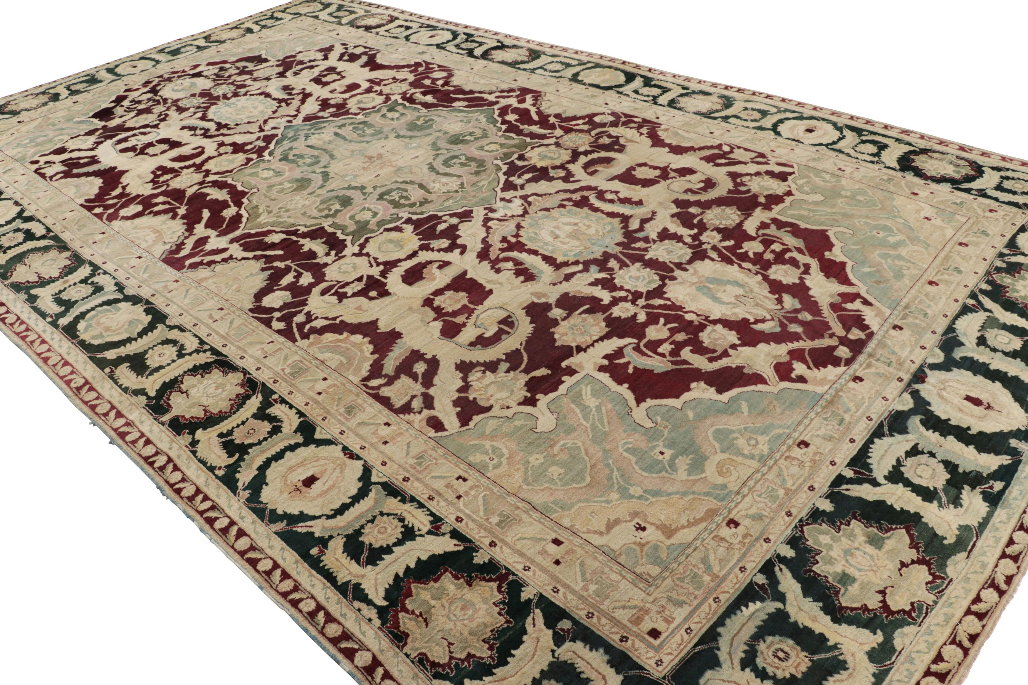 Tappeto antico Agra in borgogna e crema con medaglione floreale - Rug & Kilim In condizioni buone in vendita a Long Island City, NY