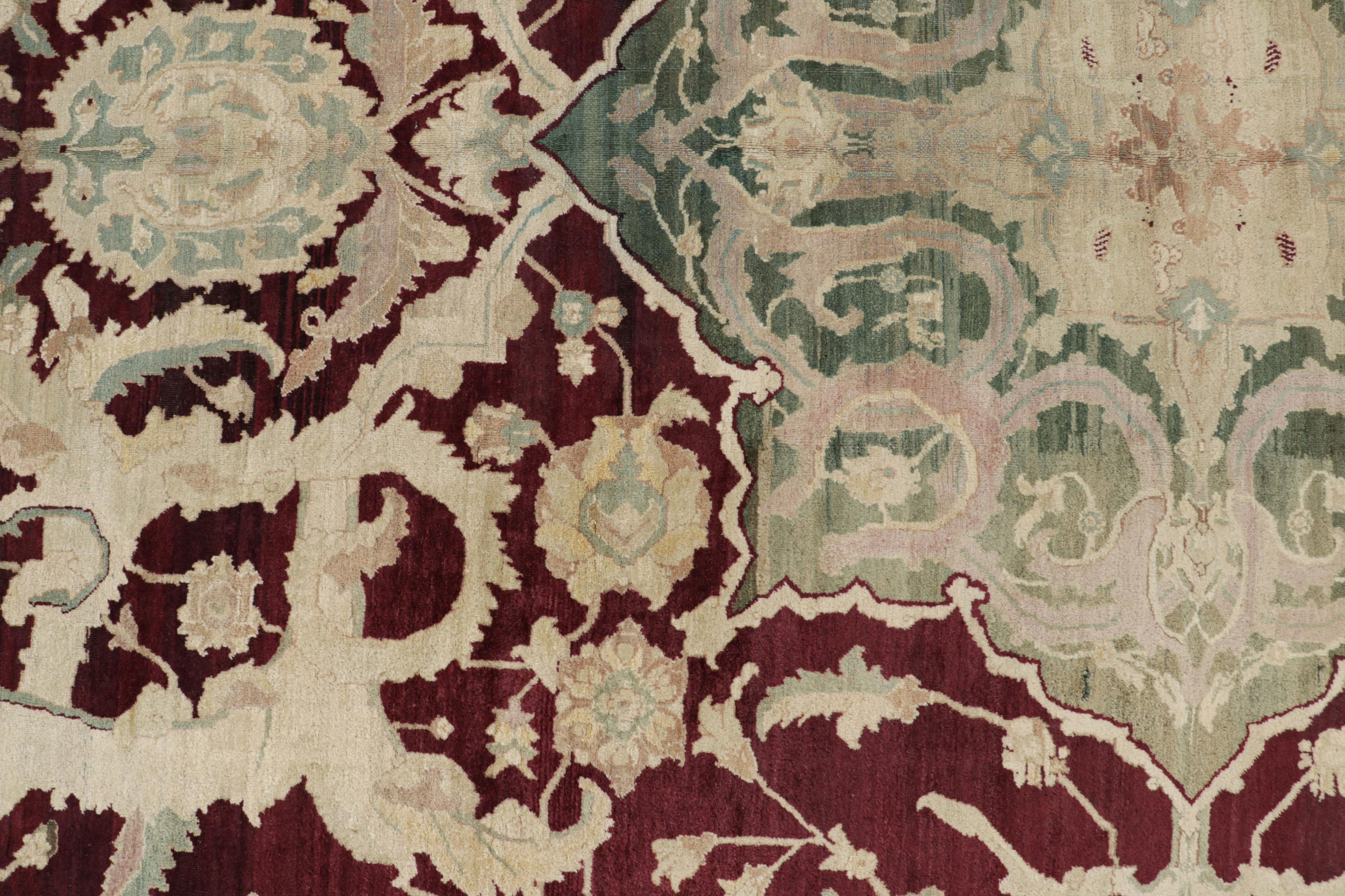 Lana Tappeto antico Agra in borgogna e crema con medaglione floreale - Rug & Kilim in vendita