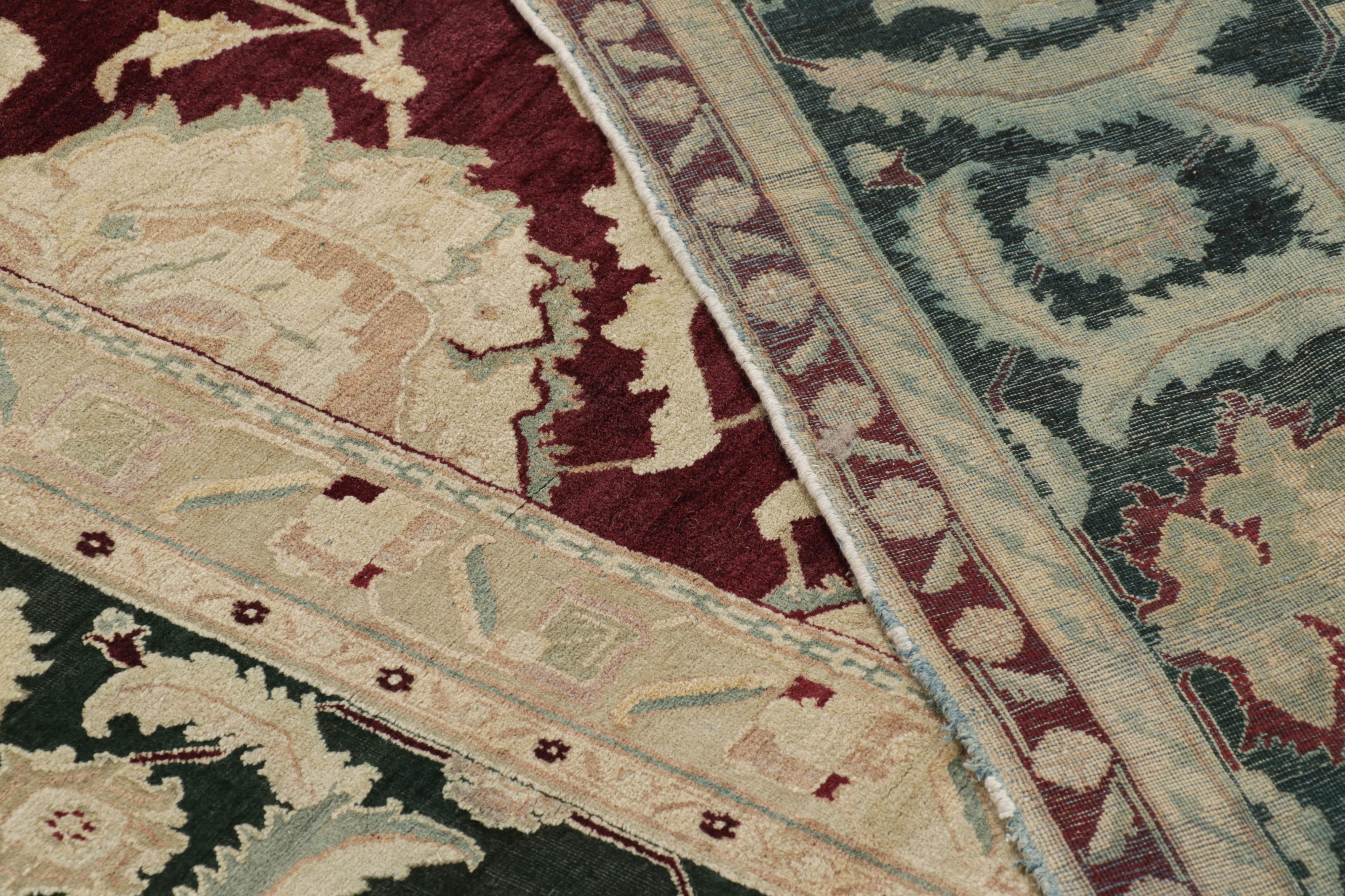 Tappeto antico Agra in borgogna e crema con medaglione floreale - Rug & Kilim in vendita 1