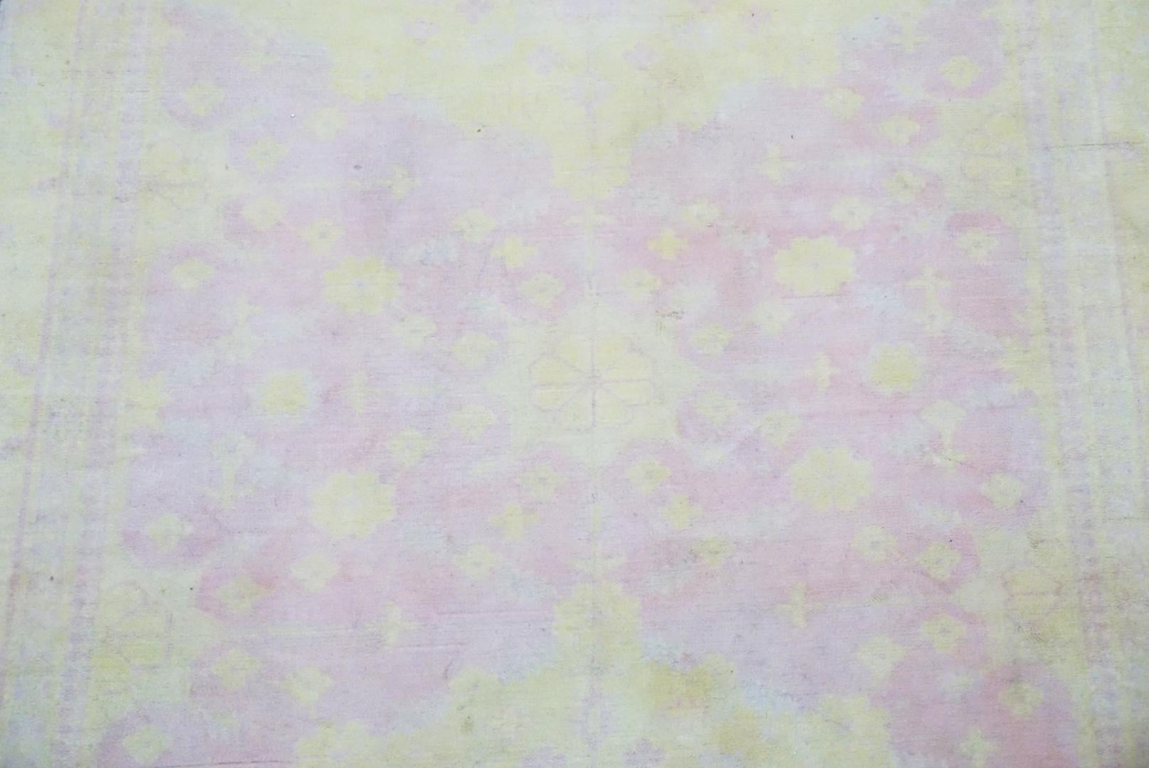 vello di cotone annodato a mano su una base di cotone.

Dimensioni: 7'6