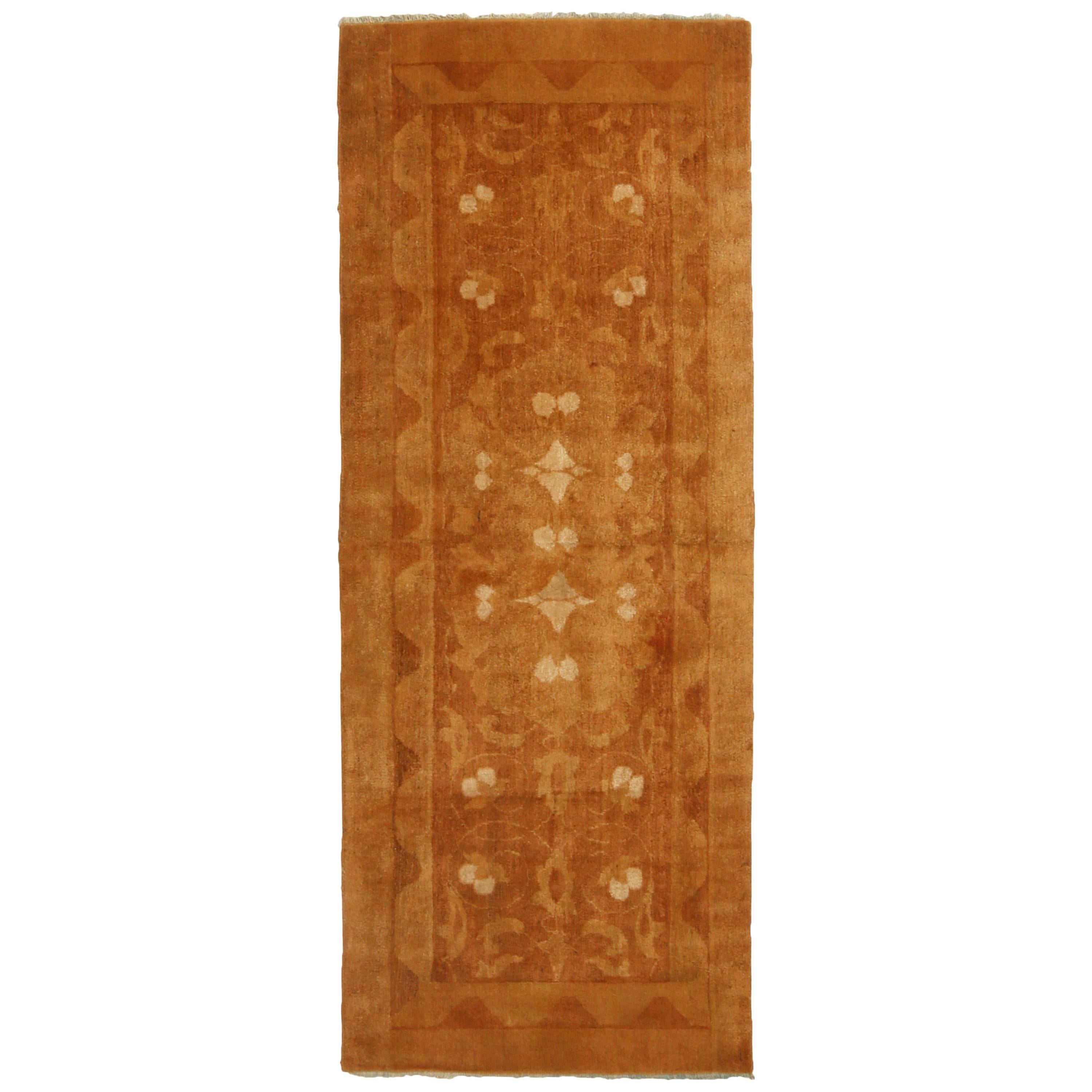 Tapis de couloir ancien Agra en cuivre et laine marron à motifs géométriques floraux par Rug & Kilim