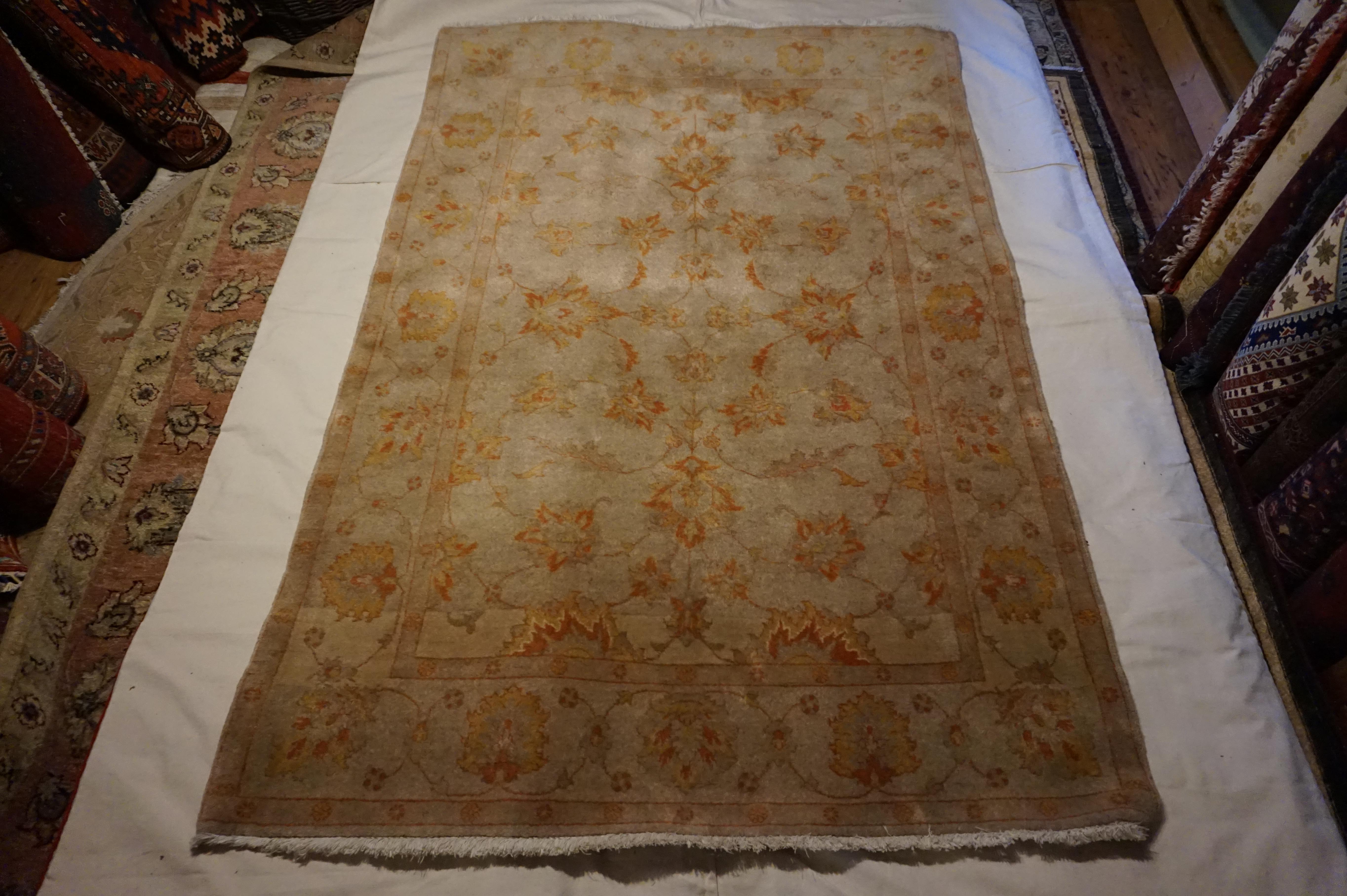 Schöner alter Agra-Teppich mit warmen, gedämpften Herbstfarben, kunstvoll handgeknüpft aus reiner Wolle. Dieses Stück hat eine weiche, traumhafte Ausstrahlung und strahlt eine enorme Wärme und gedämpften Luxus aus. Wenn Sie auf der Suche nach einem