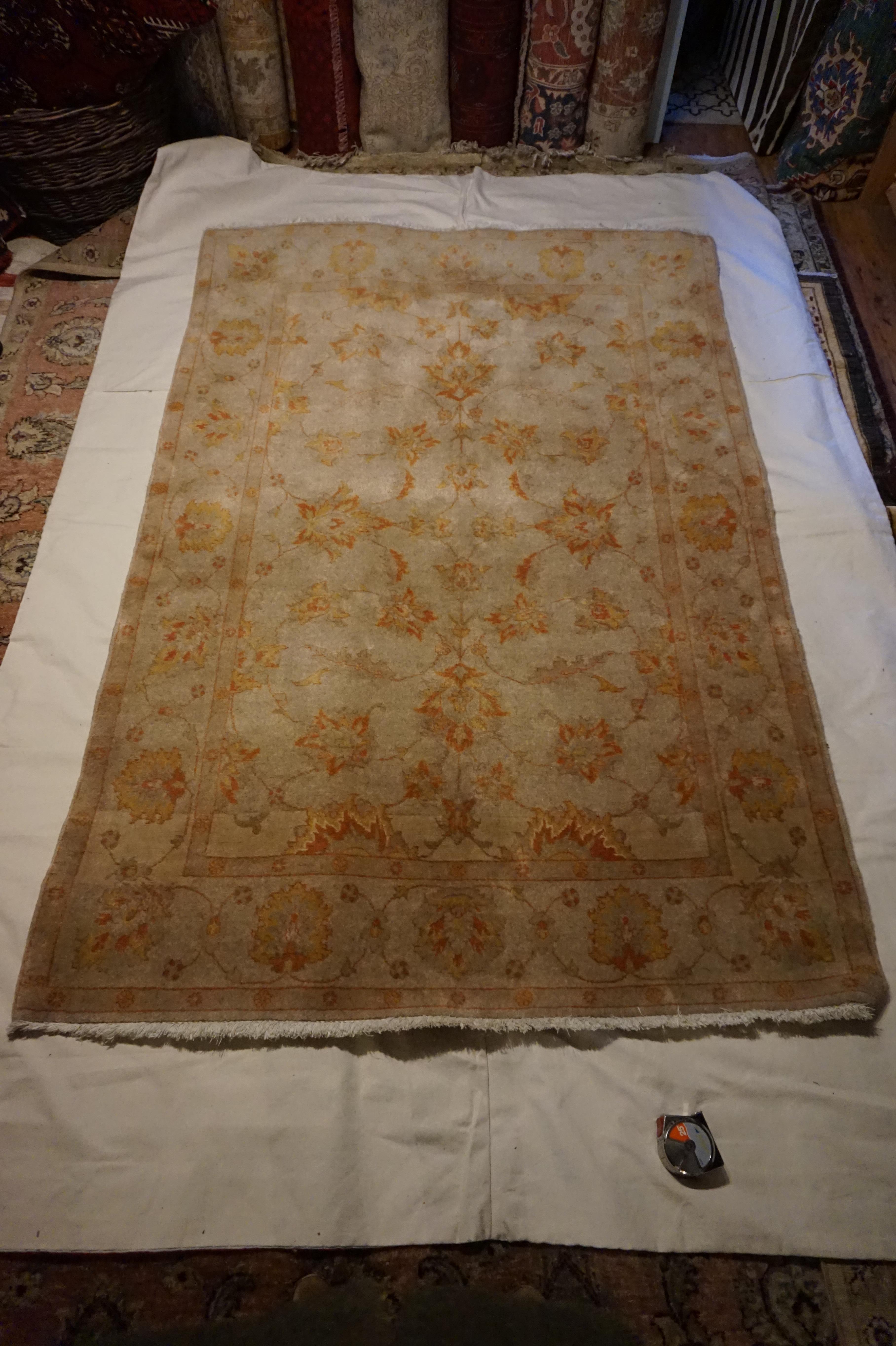 Antiker handgeknüpfter Agra-Teppich aus gedeckter, gedämpfter Wolle in Herbsttönen (Indisch) im Angebot