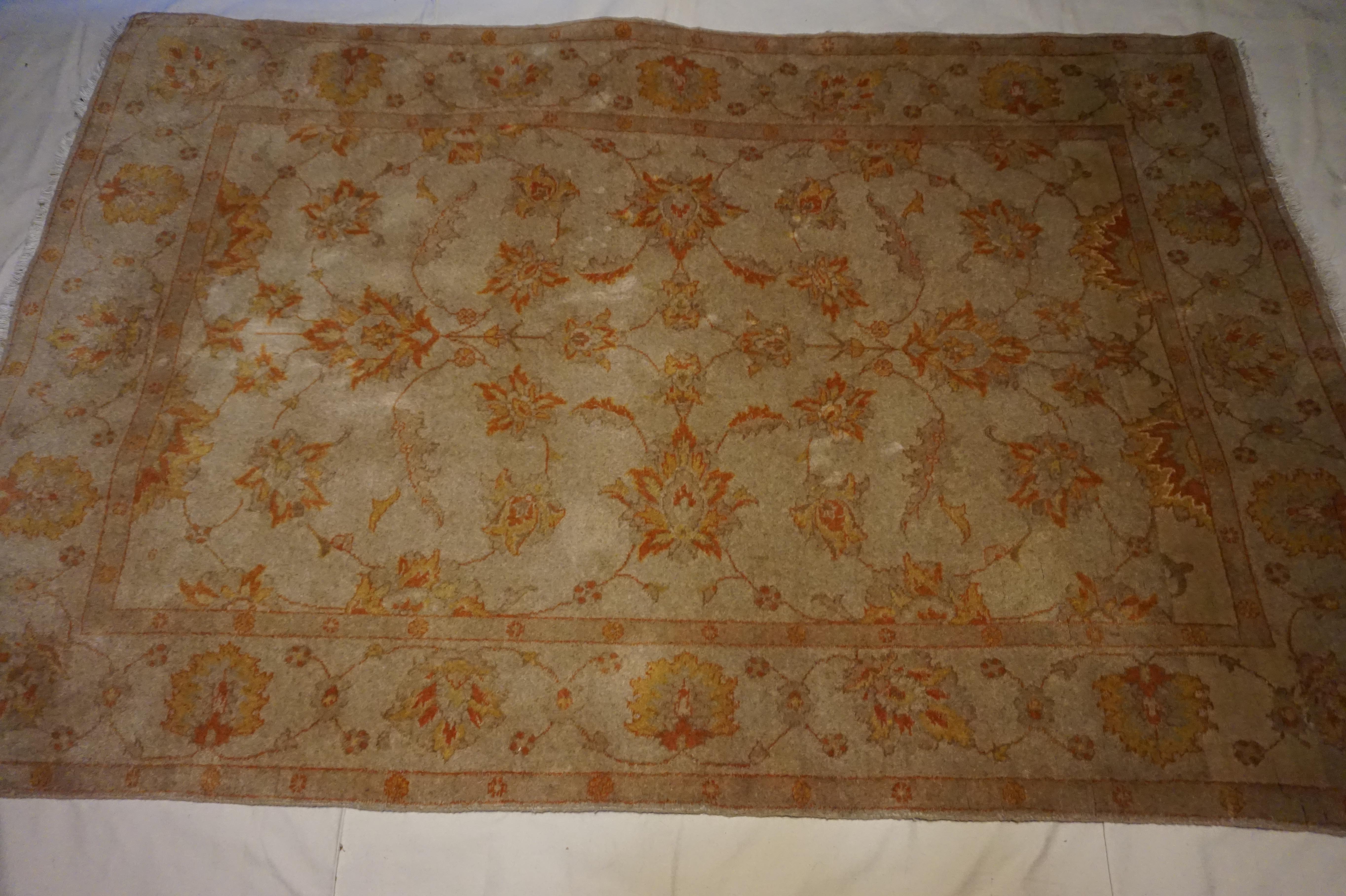 Antiker handgeknüpfter Agra-Teppich aus gedeckter, gedämpfter Wolle in Herbsttönen (Handgeknüpft) im Angebot