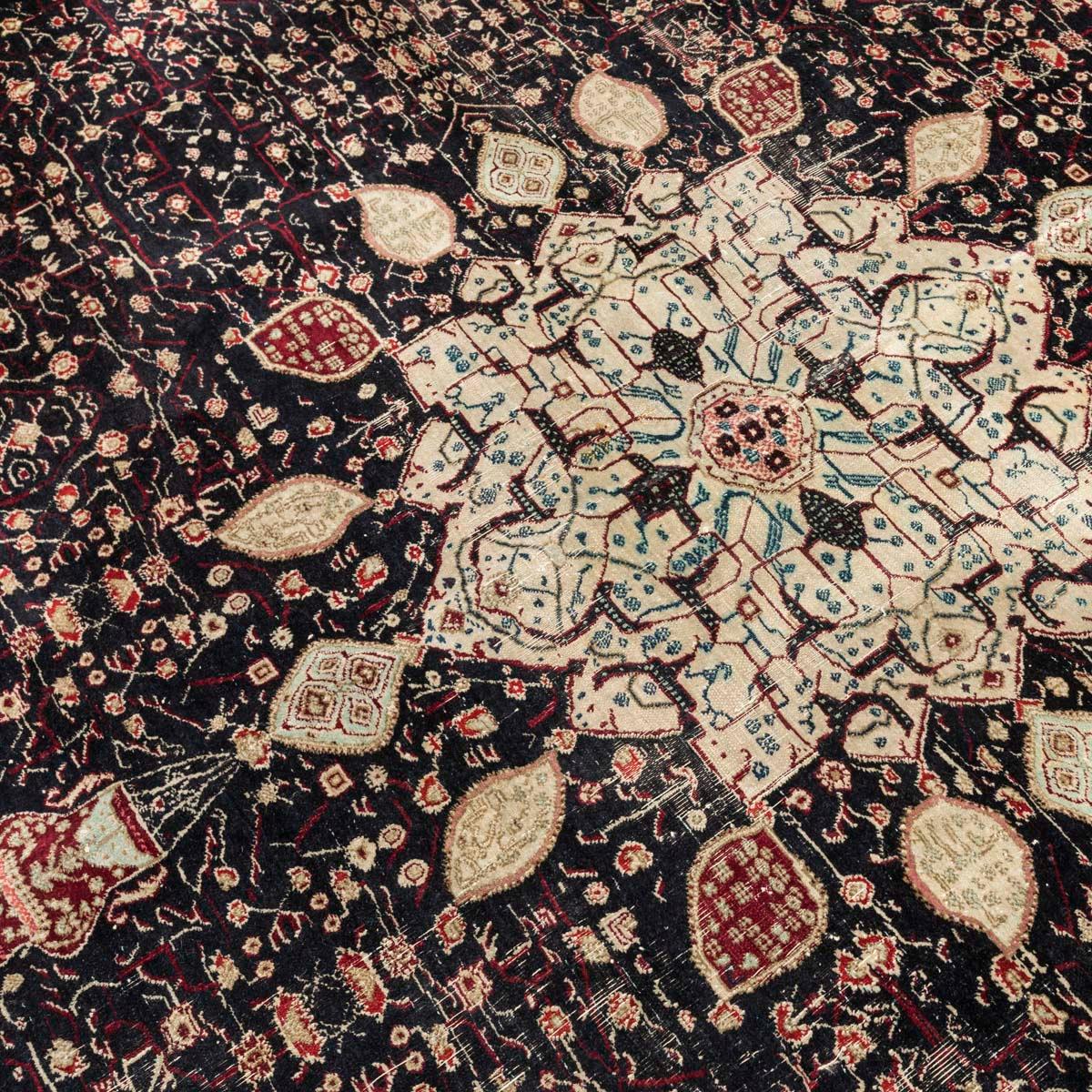 Mid-20th Century Antique Agra India Wool Rug. Circa. 1930. 3.50 x 2.70 m. For Sale
