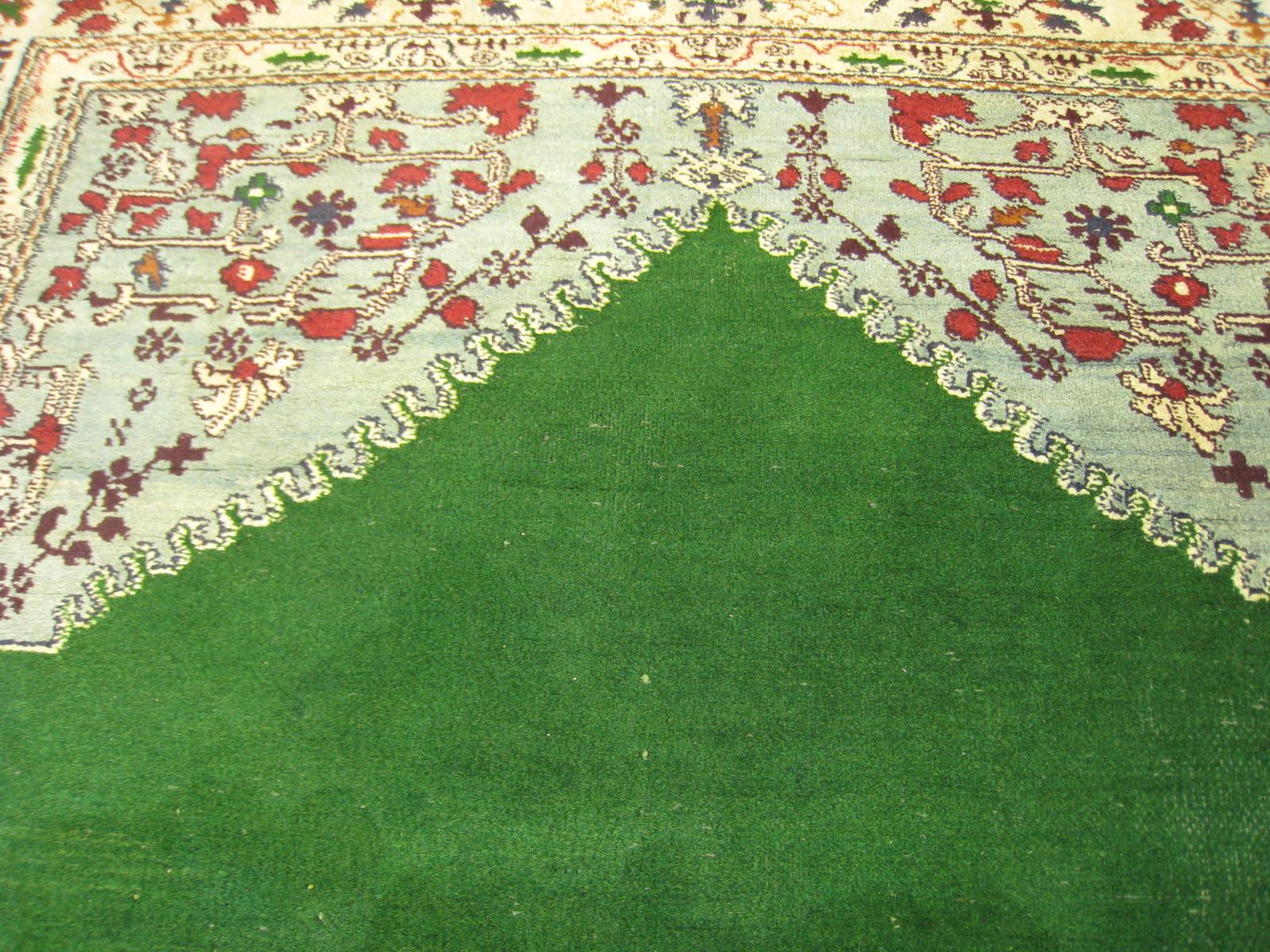Antique Agra Prayer Rug In Excellent Condition For Sale In Closter, NJ